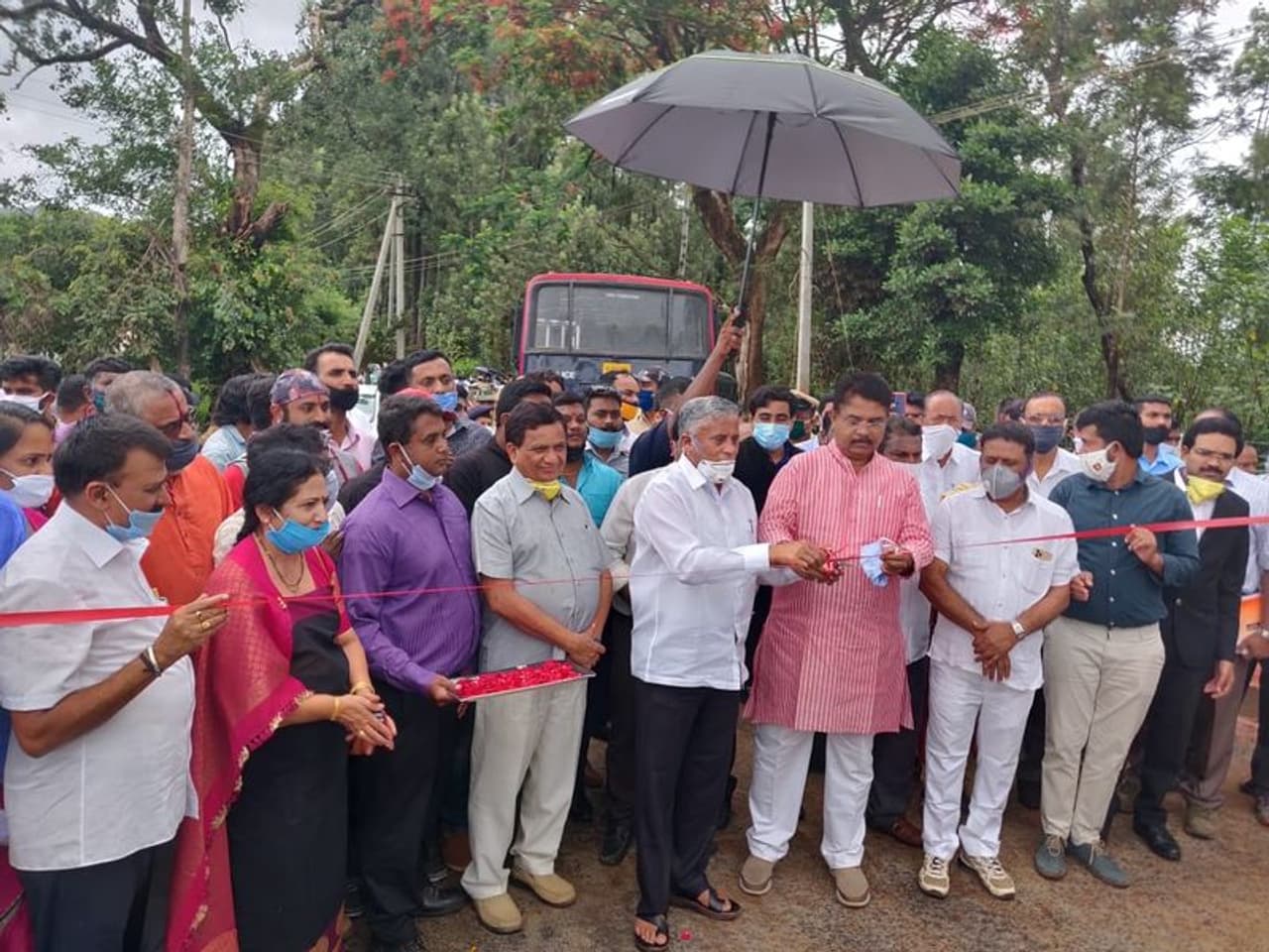 <p>ಜಿಲ್ಲಾಡಳಿತ, ರಾಜೀವ್‌ ಗಾಂ​ಧಿ ವಸತಿ ನಿಗಮ ನಿಯಮಿತ ವತಿಯಿಂದ ಪುನರ್ವಸತಿ ಯೋಜನೆ ಅಡಿ ಜಂಬೂರಿನಲ್ಲಿ ಸಂತ್ರಸ್ತರಿಗೆ ನಿರ್ಮಿಸಿರುವ 383 ಹಾಗೂ ಮದೆನಾಡಿನಲ್ಲಿ 80 ಮನೆಗಳನ್ನು ಕೊಡಗು ಜಿಲ್ಲಾ ಉಸ್ತುವಾರಿ ಸಚಿವ ವಿ.ಸೋಮಣ್ಣ ಮತ್ತು ಕಂದಾಯ ಸಚಿವ ಆರ್‌.ಅಶೋಕ್‌ ಅವರು ಮನೆ ಹಕ್ಕು ಪತ್ರ ಹಾಗೂ ಕೀ ನೀಡುವ ಮೂಲಕ ಗುರುವಾರ ಹಸ್ತಾಂತರಿಸಿದರು.</p>