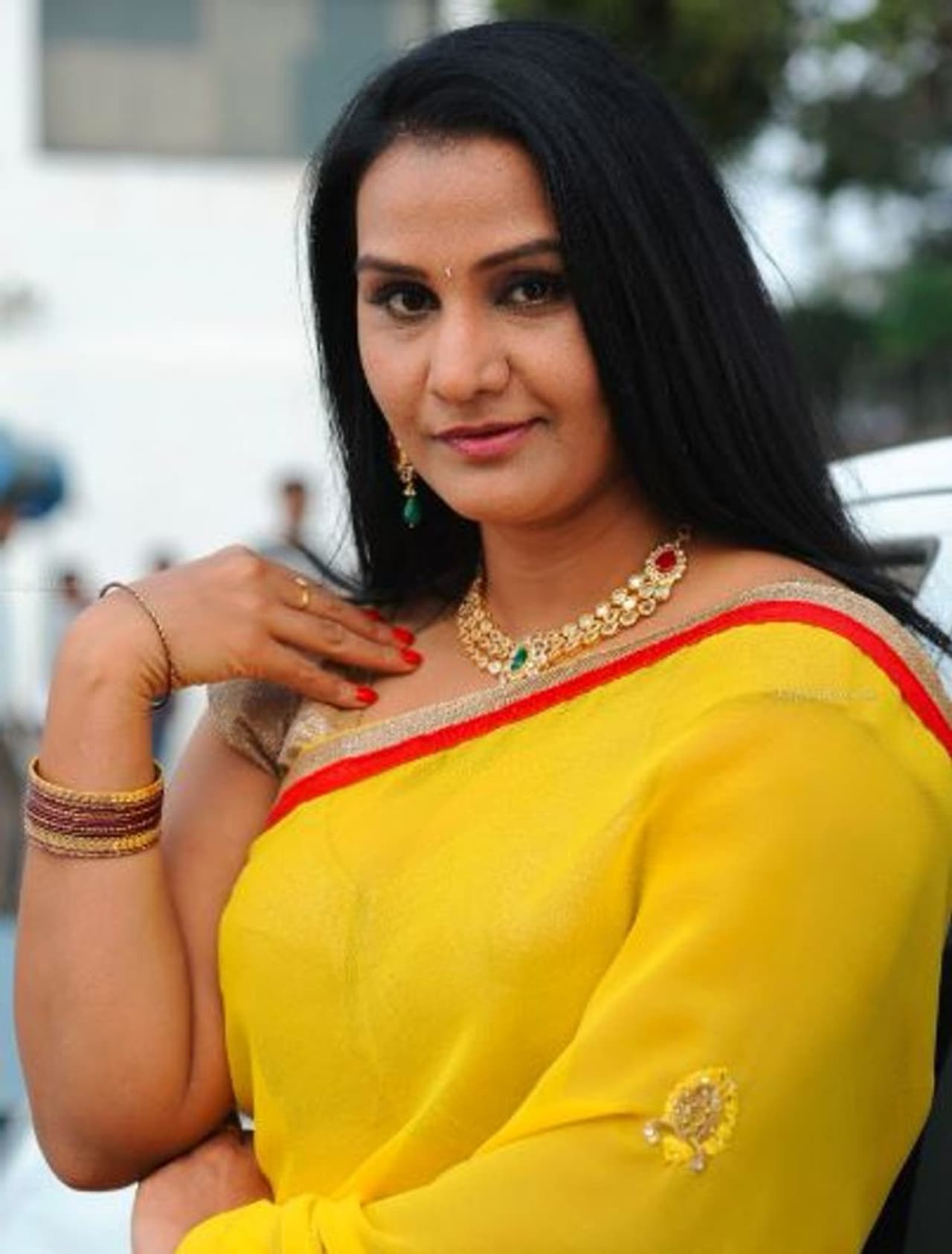 <p>టాలీవుడ్ నటి అపూర్వ క్యారెక్టర్ ఆర్టిస్ట్ గా రాణిస్తోంది. వ్యాంపు తరహా పాత్రలో అపూర్వ ఎక్కువగా మెరిసింది. అల్లరి చిత్రంతో గుర్తింపు సొంతం చేసుకున్న అపూర్వ ఎన్నో చిత్రాల్లో నటించింది. టాలీవుడ్ లో కాస్టింగ్ కౌచ్ గురించి ఇటీవల అపూర్వ ఇచ్చిన ఇంటర్వ్యూ సోషల్ మీడియాలో వైరల్ గా మారింది. </p> <p>టాలీవుడ్ నటి అపూర్వ క్యారెక్టర్ ఆర్టిస్ట్ గా రాణిస్తోంది. వ్యాంపు తరహా పాత్రలో అపూర్వ ఎక్కువగా మెరిసింది. అల్లరి చిత్రంతో గుర్తింపు సొంతం చేసుకున్న అపూర్వ ఎన్నో చిత్రాల్లో నటించింది. టాలీవుడ్ లో కాస్టింగ్ కౌచ్ గురించి ఇటీవల అపూర్వ ఇచ్చిన ఇంటర్వ్యూ సోషల్ మీడియాలో వైరల్ గా మారింది. </p>