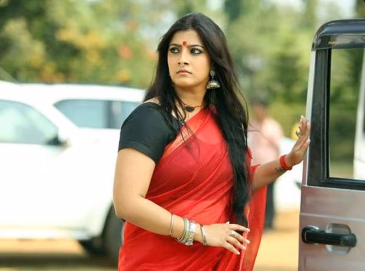 <p>இங்கு என்ன நடந்து கொண்டிருக்கிறது? மற்றும் ஒரு குழந்தை கொடூரமாக பாலியல் வன்கொடுமை செய்யப்பட்டு கொலை செய்யப்பட்டுள்ளார். இப்படிப்பட்ட உலகில் தான் நாம் வாழந்து கொண்டிருக்கிறோம் என்றால் நாம் அனைவரும் கொரோனா வைரசால் பாதிக்கப்பட்டு சாக தகுதியுடையவர்கள் தான்... அது தான் மனிதர்களாகிய நமக்கு கடவுளின் பதிலாகவும் இருக்கும்.. நாம் அனைவரும் வாழத்தகுதி அற்றவர்கள்.... என நடிகை வரலட்சுமி கோவத்துடன் கொந்தளித்துள்ளார். </p> <p>இங்கு என்ன நடந்து கொண்டிருக்கிறது? மற்றும் ஒரு குழந்தை கொடூரமாக பாலியல் வன்கொடுமை செய்யப்பட்டு கொலை செய்யப்பட்டுள்ளார். இப்படிப்பட்ட உலகில் தான் நாம் வாழந்து கொண்டிருக்கிறோம் என்றால் நாம் அனைவரும் கொரோனா வைரசால் பாதிக்கப்பட்டு சாக தகுதியுடையவர்கள் தான்... அது தான் மனிதர்களாகிய நமக்கு கடவுளின் பதிலாகவும் இருக்கும்.. நாம் அனைவரும் வாழத்தகுதி அற்றவர்கள்.... என நடிகை வரலட்சுமி கோவத்துடன் கொந்தளித்துள்ளார். </p>