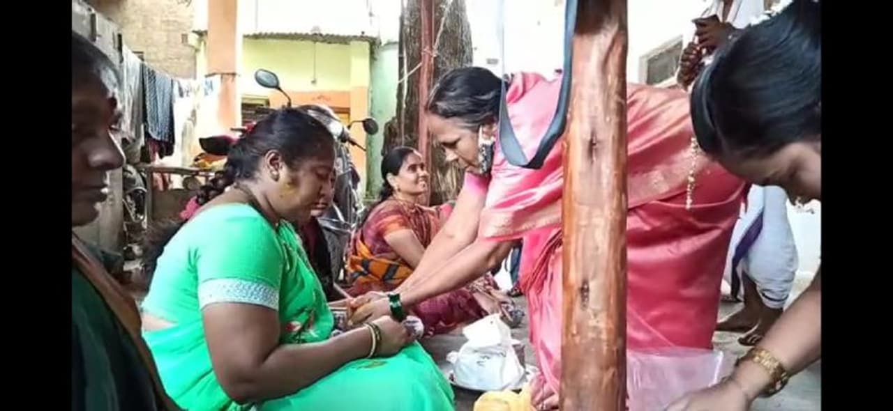 <p>ಕೊರೋನಾ ಮಧ್ಯೆಯೂ ಬಾಗಲಕೋಟೆಯಲ್ಲಿ ವಟ ಸಾವಿತ್ರಿ ವೃತ ಬಿಡದ ಮಹಿಳೆಯರು</p> <p>ಕೊರೋನಾ ಮಧ್ಯೆಯೂ ಬಾಗಲಕೋಟೆಯಲ್ಲಿ ವಟ ಸಾವಿತ್ರಿ ವೃತ ಬಿಡದ ಮಹಿಳೆಯರು</p>