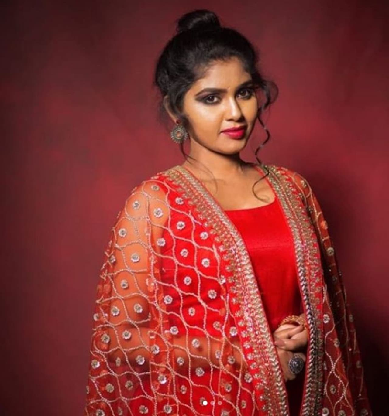 <p>குலதெய்வம், மெல்ல திறந்தது கதவு, சின்ன தம்பி என இவர் நடித்த சீரியல்கள் அனைத்தும் நல்ல பெயரை பெற்றுத் தந்தது. வெள்ளித்திரையிலும் வெள்ளித்திரையில் பாயும் புலி, அட்டகத்தி போன்ற படங்களில் நடித்துள்ளார். </p> <p>குலதெய்வம், மெல்ல திறந்தது கதவு, சின்ன தம்பி என இவர் நடித்த சீரியல்கள் அனைத்தும் நல்ல பெயரை பெற்றுத் தந்தது. வெள்ளித்திரையிலும் வெள்ளித்திரையில் பாயும் புலி, அட்டகத்தி போன்ற படங்களில் நடித்துள்ளார். </p>