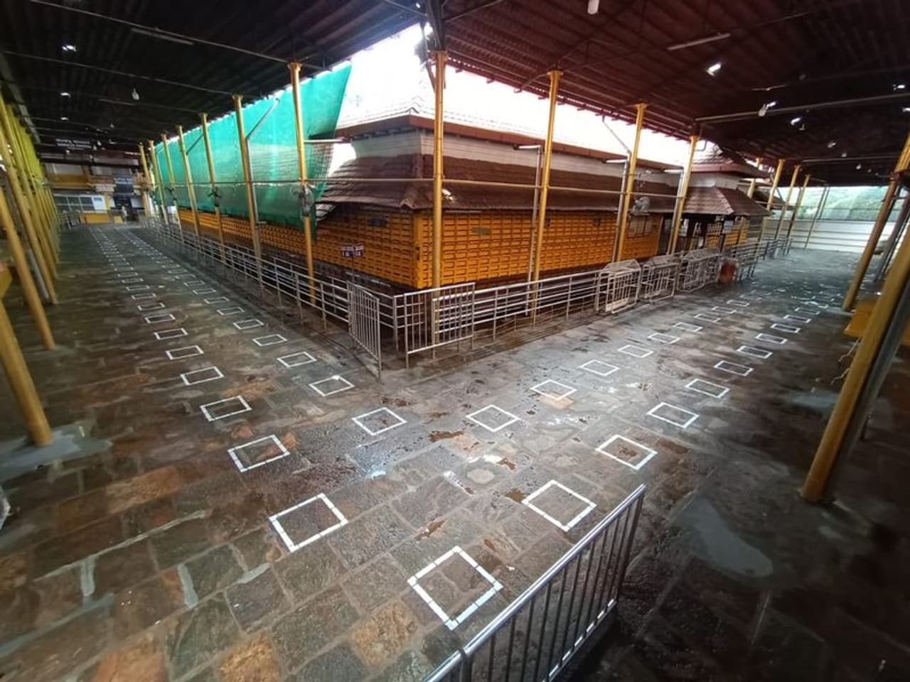 <p>ಸೋಮವಾರದಿಂದ ರಾಜ್ಯದಾದ್ಯಂತ ದೇವಾಲಯಗಳು ಭಕ್ತರಿಗಾಗಿ ತೆರೆಯಲಿದೆ. ಹಾಗೆಯೇ ದಕ್ಷಿಣ ಭಾರತದ ಹೆಸರಾಂತ ನಾಗಕ್ಷೇತ್ರವಾದ ದಕ್ಷಿಣಕನ್ನಡ ಜಿಲ್ಲೆಯ ಕುಕ್ಕೆ ಸುಬ್ರಹ್ಮಣ್ಯದಲ್ಲಿ ಭಕ್ತರಿಗೆ ದೇವರ ದರ್ಶನಕ್ಕಾಗಿ ಎಲ್ಲಾ ವ್ಯವಸ್ಥೆ ಮಾಡಲಾಗುತ್ತಿದೆ.</p>