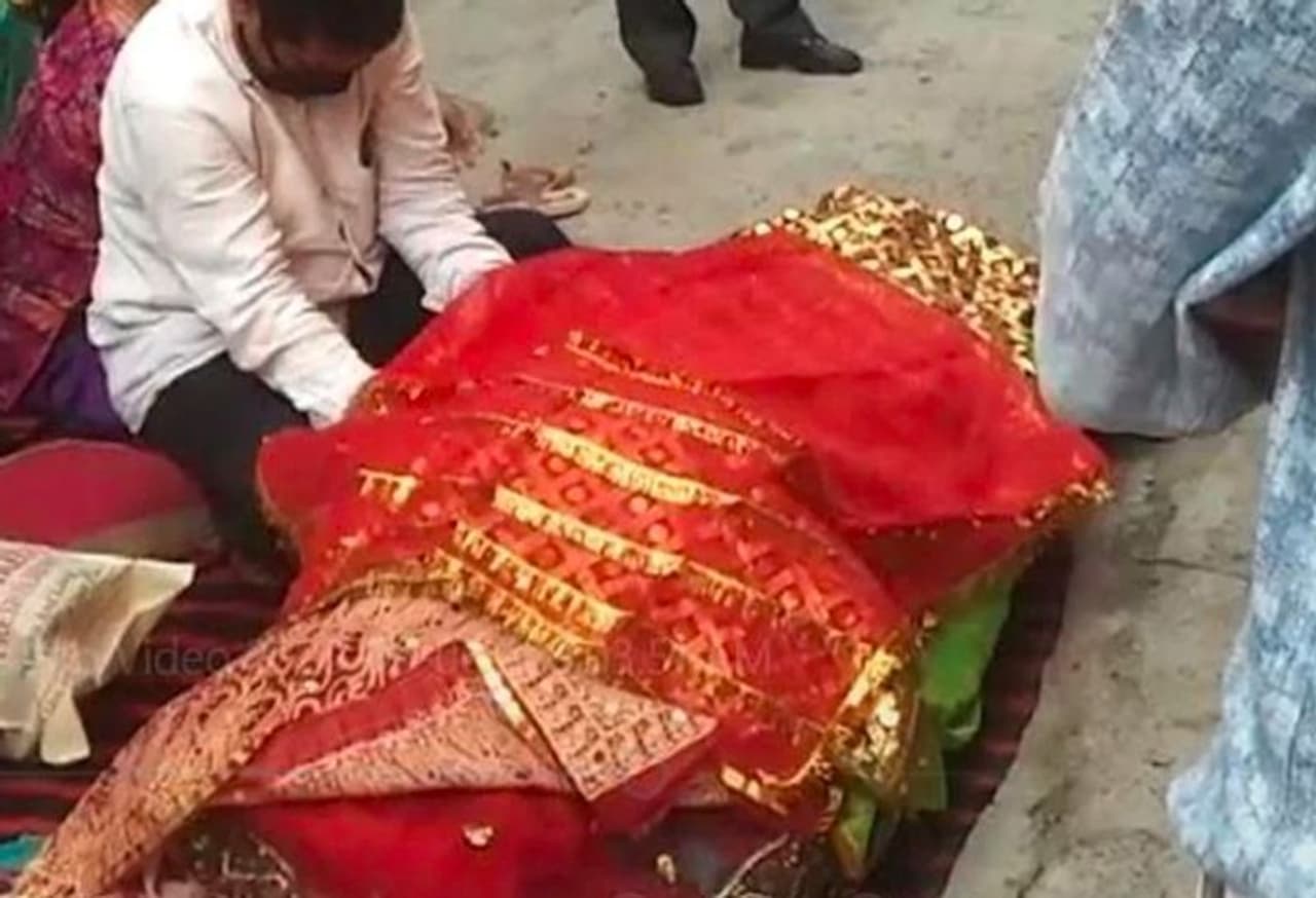 <p>ಈ ಘಟನೆ ನೊಯ್ಡಾದ ಖೋಡಾದಲ್ಲಿ ನಡೆದಿದೆ. ಇಲ್ಲಿನ ಮಹಿಳೆಯೊಬ್ಬಳು ಎಂಟು ತಿಂಗಳ ಗರ್ಭಿಣಿಯಾಗಿದ್ದಳು. ಆದರೆ ಶುಕ್ರವಾರ ಸಂಜೆ ಮಹಿಳೆಗೆ ಉಸಿರಾಟದ ತೊಂದರೆ ಕಾಣಿಸಿಕೊಂಡಿದೆ. ಹೀಗಾಗಿ ಆಕೆಯ ಗಂಡ ಕೂಡಲೇ ಆಂಬುಲೆನ್ಸ್‌ಗೆ ಫೋನ್ ಮಾಡಿದ್ದಾರೆ ಹಾಗೂ ಕೂಡಲೇ ಜಿಲ್ಲಾಸ್ಪಪತ್ರೆಗೆ ಕರೆದೊಯ್ದಿದ್ದಾರೆ.</p>