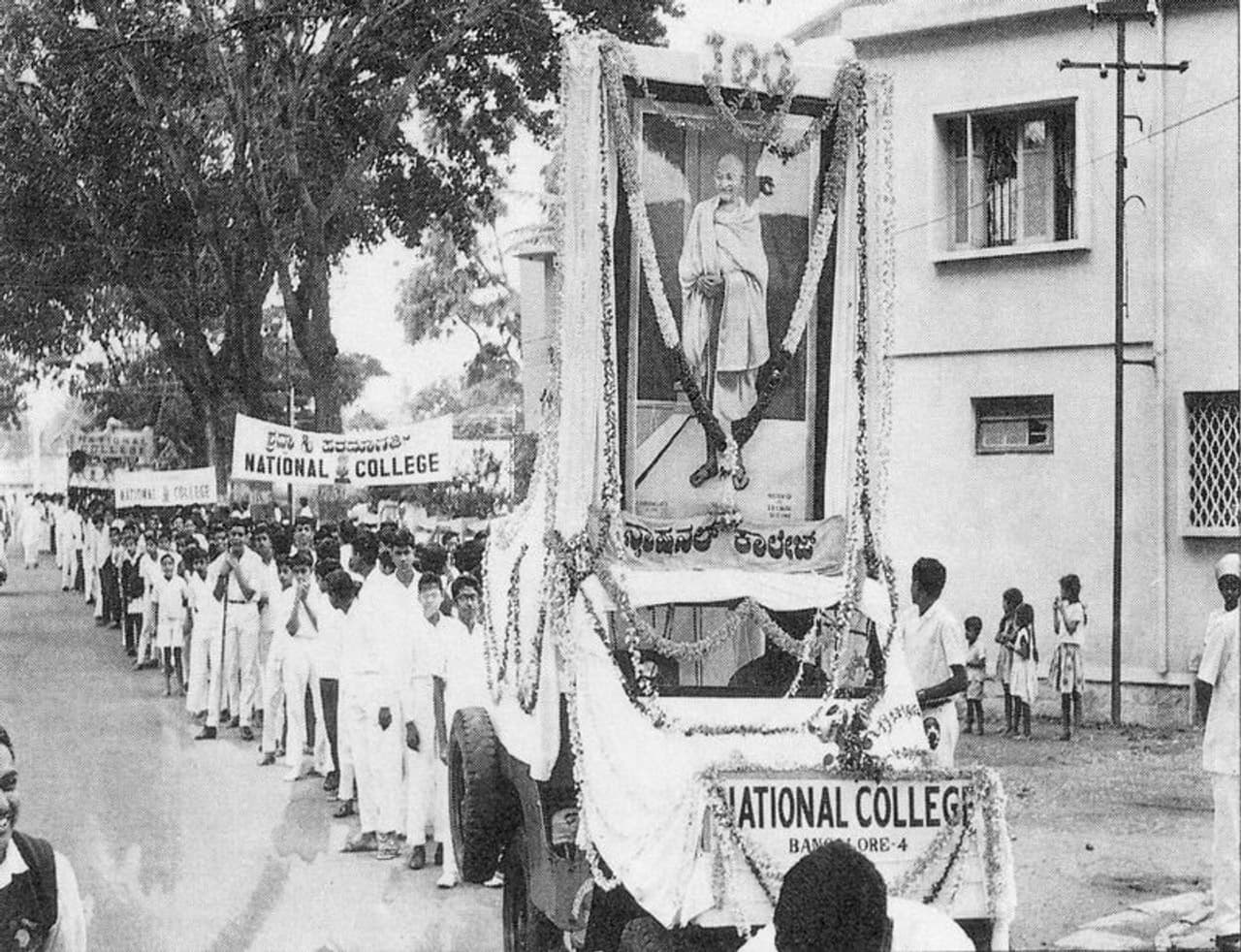 <p>ಎಚ್.ನರಸಿಂಹಯ್ಯನವರು ಹುಟ್ಟಿದ್ದು ಚಿಕ್ಕಬಳ್ಳಾಪುರ ಜಿಲ್ಲೆ, ಗೌರಿಬಿದನೂರು ತಾಲ್ಲೂಕಿನ ಸಣ್ಣ ಕುಗ್ರಾಮವಾದ ಹೊಸೂರಿನಲ್ಲಿ . ತಂದೆ ಹನುಮಂತಪ್ಪ, ಕೂಲಿಮಠದ ಮೇಷ್ಟ್ರು, ತಾಯಿ ವೆಂಕಟಮ್ಮ ಬೇರೆಯವರ ಮನೆಯಲ್ಲಿ ಮುಸುರೆ ಪಾತ್ರೆ ತಿಕ್ಕಿ ಜೀವನ ಮಾಡುತ್ತಿದ್ದವರು, ಇಂತಹ ಬಡ ಕುಟುಂಬದಲ್ಲಿ ಜನಿಸಿ (ಮನೆ 15ಘಿ15) ಹೊಸೂರಿನ ಮಾಧ್ಯಮ ಶಾಲೆಯಲ್ಲಿ ವ್ಯಾಸಂಗ ಮಾಡಿ, ಮುಂದಿನ ವ್ಯಾಸಂಗಕ್ಕಾಗಿ ಹೊಸೂರಿನಿಂದ ಕಾಲ್ನಡಿಗೆಯಲ್ಲಿ ಚಪ್ಪಲಿಯಿಲ್ಲದೆ ನಡೆದುಕೊಂಡು ಹೋಗಿ, ತಮ್ಮ ಗುರುಗಳ ಸಹಾಯದಿಂದ ನ್ಯಾಷನಲ್ ಹೈಸ್ಕೂಲ್ ಸೇರಿ ವಿದ್ಯಾಭ್ಯಾಸ ಮುಂದುವರೆಸಿದರು.</p> <p>ಎಚ್.ನರಸಿಂಹಯ್ಯನವರು ಹುಟ್ಟಿದ್ದು ಚಿಕ್ಕಬಳ್ಳಾಪುರ ಜಿಲ್ಲೆ, ಗೌರಿಬಿದನೂರು ತಾಲ್ಲೂಕಿನ ಸಣ್ಣ ಕುಗ್ರಾಮವಾದ ಹೊಸೂರಿನಲ್ಲಿ . ತಂದೆ ಹನುಮಂತಪ್ಪ, ಕೂಲಿಮಠದ ಮೇಷ್ಟ್ರು, ತಾಯಿ ವೆಂಕಟಮ್ಮ ಬೇರೆಯವರ ಮನೆಯಲ್ಲಿ ಮುಸುರೆ ಪಾತ್ರೆ ತಿಕ್ಕಿ ಜೀವನ ಮಾಡುತ್ತಿದ್ದವರು, ಇಂತಹ ಬಡ ಕುಟುಂಬದಲ್ಲಿ ಜನಿಸಿ (ಮನೆ 15ಘಿ15) ಹೊಸೂರಿನ ಮಾಧ್ಯಮ ಶಾಲೆಯಲ್ಲಿ ವ್ಯಾಸಂಗ ಮಾಡಿ, ಮುಂದಿನ ವ್ಯಾಸಂಗಕ್ಕಾಗಿ ಹೊಸೂರಿನಿಂದ ಕಾಲ್ನಡಿಗೆಯಲ್ಲಿ ಚಪ್ಪಲಿಯಿಲ್ಲದೆ ನಡೆದುಕೊಂಡು ಹೋಗಿ, ತಮ್ಮ ಗುರುಗಳ ಸಹಾಯದಿಂದ ನ್ಯಾಷನಲ್ ಹೈಸ್ಕೂಲ್ ಸೇರಿ ವಿದ್ಯಾಭ್ಯಾಸ ಮುಂದುವರೆಸಿದರು.</p>