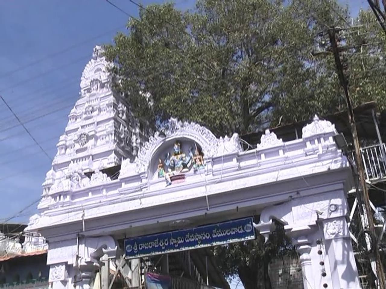 <p>రాజన్నసిరిసిల్ల జిల్లాలోని వేములవాడలో వెలిసిన రాజరాజేశ్వర స్వామి దాదాపు 80 రోజుల తర్వాత భక్తులకు దర్శనమివ్వనున్నారు. ప్రభత్వ అనుమతులకు లోబడి రాజన్న దర్శనానికి భక్తులను ఈనెల 8వ తేదీ సోమవారం నుండి అనుమతిస్తున్నట్లు ఆలయ అధికారులు ప్రకటించారు. శనివారం వేములవాడ ఆలయ ఏఈవో ఆలయ అధికారులు, సిబ్బందితో సమావేశమై 8వ తేదీ నుండి ఆలయంలో తీసుకోవాల్సిన జాగ్రత్తల గురించి చర్చించారు. ఈ సమావేశానికి ఆలయ కార్యనిర్వహణాధికారి హాజరుకాలేదు. <br /> </p> <p>రాజన్నసిరిసిల్ల జిల్లాలోని వేములవాడలో వెలిసిన రాజరాజేశ్వర స్వామి దాదాపు 80 రోజుల తర్వాత భక్తులకు దర్శనమివ్వనున్నారు. ప్రభత్వ అనుమతులకు లోబడి రాజన్న దర్శనానికి భక్తులను ఈనెల 8వ తేదీ సోమవారం నుండి అనుమతిస్తున్నట్లు ఆలయ అధికారులు ప్రకటించారు. శనివారం వేములవాడ ఆలయ ఏఈవో ఆలయ అధికారులు, సిబ్బందితో సమావేశమై 8వ తేదీ నుండి ఆలయంలో తీసుకోవాల్సిన జాగ్రత్తల గురించి చర్చించారు. ఈ సమావేశానికి ఆలయ కార్యనిర్వహణాధికారి హాజరుకాలేదు. <br /> </p>