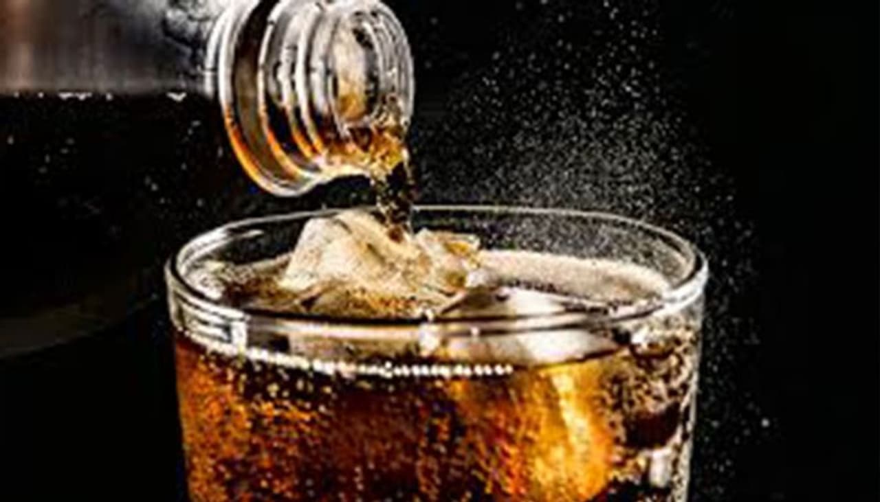 <p><strong>ಕೋಲ್ಡ್ ಡ್ರಿಂಕ್ಸ್ ಮತ್ತು ಶೇಕ್ಸ್</strong><br />ಚಳಿಗಾಲದಲ್ಲಿಯೂ ಸಹ ನೀವು ತಂಪು ಪಾನೀಯಗಳು, ಸೋಡಾಗಳು ಮತ್ತು ಶೇಕ್ಗಳನ್ನು ಕುಡಿಯುವ ಅಭ್ಯಾಸವನ್ನು ಹೊಂದಿದ್ದರೆ, ನಿಮ್ಮ ಆಹಾರ ಪದ್ಧತಿಯನ್ನು ಚೇಂಜ್ ಮಾಡುವುದು ಉತ್ತಮ. ಇಲ್ಲವಾದರೆ ಸಮಸ್ಯೆ ಕಾಡುತ್ತದೆ. </p> <p><strong>ಕೋಲ್ಡ್ ಡ್ರಿಂಕ್ಸ್ ಮತ್ತು ಶೇಕ್ಸ್</strong><br />ಚಳಿಗಾಲದಲ್ಲಿಯೂ ಸಹ ನೀವು ತಂಪು ಪಾನೀಯಗಳು, ಸೋಡಾಗಳು ಮತ್ತು ಶೇಕ್ಗಳನ್ನು ಕುಡಿಯುವ ಅಭ್ಯಾಸವನ್ನು ಹೊಂದಿದ್ದರೆ, ನಿಮ್ಮ ಆಹಾರ ಪದ್ಧತಿಯನ್ನು ಚೇಂಜ್ ಮಾಡುವುದು ಉತ್ತಮ. ಇಲ್ಲವಾದರೆ ಸಮಸ್ಯೆ ಕಾಡುತ್ತದೆ. </p>