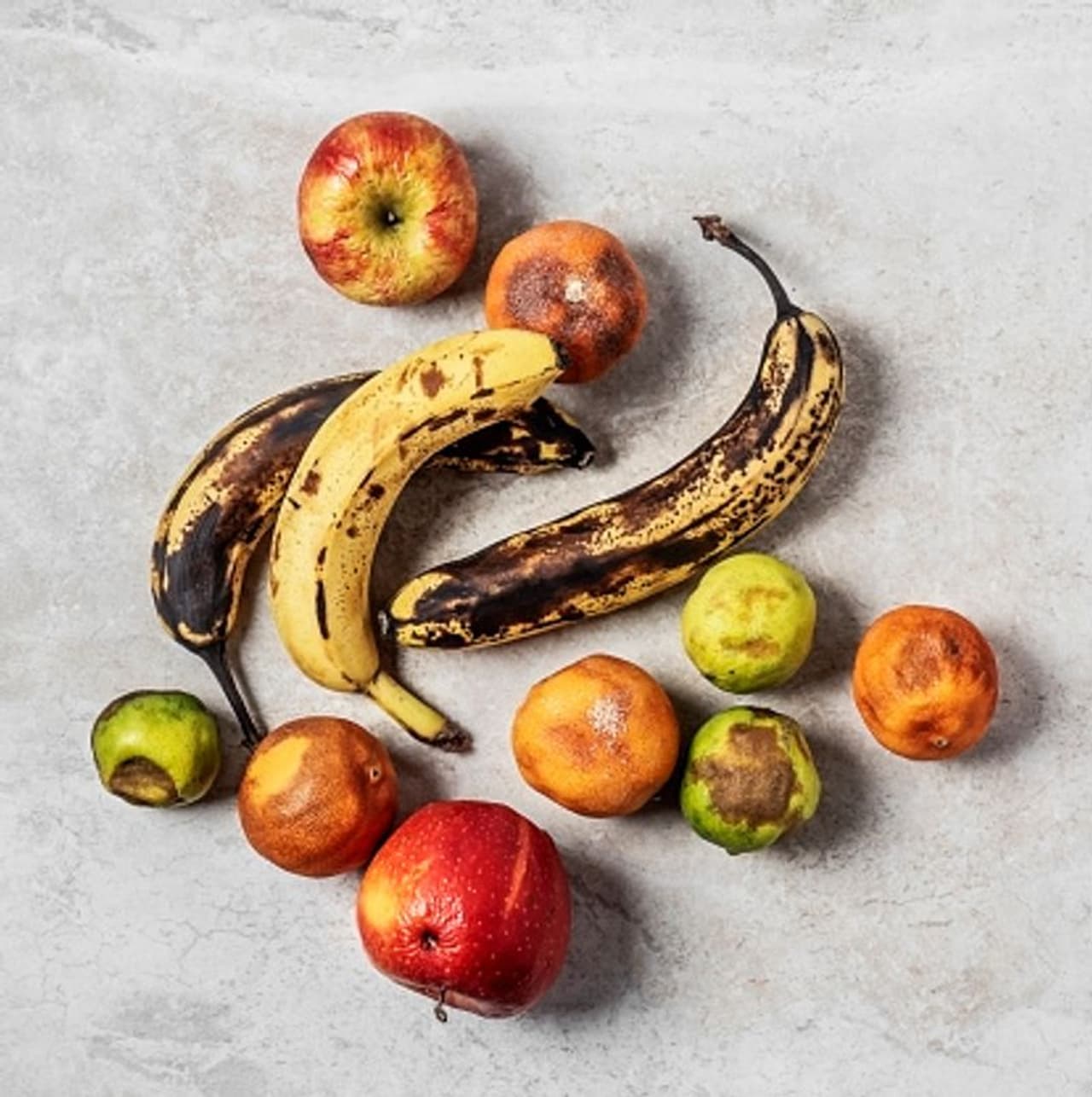 <p>ನಗರ ಪರಿಸರಕ್ಕೆ ಮಾರಕವಾಗೋದೂ ಕಸ. ಮಹಿಳೆಯರು ಸಾಮಾನ್ಯವಾಗಿ ಉಳಿದ ಆಹಾರ ಪದಾರ್ಥಗಳನ್ನು ಪ್ಲಾಸ್ಟಿಕ್ ಕವರ್ನಲ್ಲಿ ಕಟ್ಟಿತೊಟ್ಟಿಗೆ ಬಿಸಾಕುತ್ತಾರೆ. ಹಸು ಆ ಆಹಾರದ ಆಸೆಗೆ ಕವರ್ ಸಮೇತ ತಿನ್ನುತ್ತೆ. ಪ್ಲಾಸ್ಟಿಕ್ ಅದರ ಹೊಟ್ಟೆಸೇರುತ್ತೆ. ಅದರ ಹಾಲು ನಾವು ಕುಡೀತೀವಿ. ನಮಗೂ ಹಾನಿಯಾಗುತ್ತೆ. ಪ್ಲಾಸ್ಟಿಕ್ನಲ್ಲಿ ಆಹಾರ ಕಟ್ಟಿಎಸೆಯೋ ಬಗ್ಗೆ ಇನ್ನಾದರೂ ಯೋಚಿಸಿ.</p> <p>ನಗರ ಪರಿಸರಕ್ಕೆ ಮಾರಕವಾಗೋದೂ ಕಸ. ಮಹಿಳೆಯರು ಸಾಮಾನ್ಯವಾಗಿ ಉಳಿದ ಆಹಾರ ಪದಾರ್ಥಗಳನ್ನು ಪ್ಲಾಸ್ಟಿಕ್ ಕವರ್ನಲ್ಲಿ ಕಟ್ಟಿತೊಟ್ಟಿಗೆ ಬಿಸಾಕುತ್ತಾರೆ. ಹಸು ಆ ಆಹಾರದ ಆಸೆಗೆ ಕವರ್ ಸಮೇತ ತಿನ್ನುತ್ತೆ. ಪ್ಲಾಸ್ಟಿಕ್ ಅದರ ಹೊಟ್ಟೆಸೇರುತ್ತೆ. ಅದರ ಹಾಲು ನಾವು ಕುಡೀತೀವಿ. ನಮಗೂ ಹಾನಿಯಾಗುತ್ತೆ. ಪ್ಲಾಸ್ಟಿಕ್ನಲ್ಲಿ ಆಹಾರ ಕಟ್ಟಿಎಸೆಯೋ ಬಗ್ಗೆ ಇನ್ನಾದರೂ ಯೋಚಿಸಿ.</p>