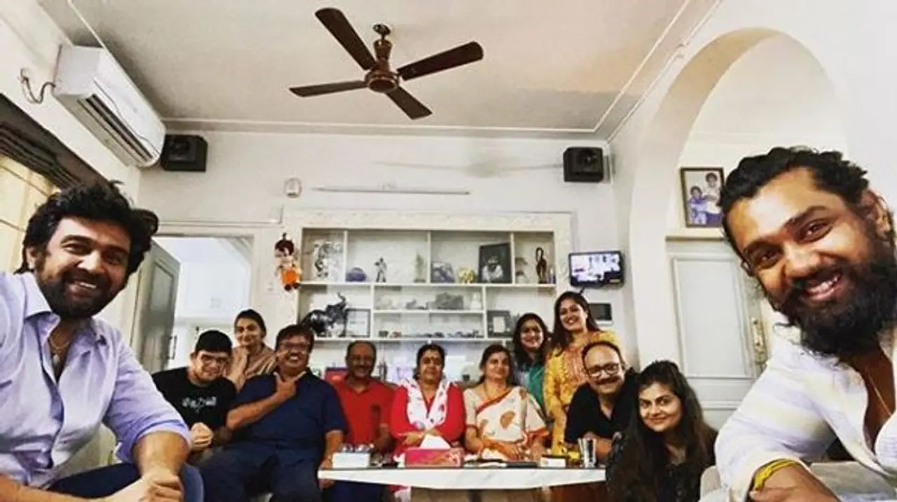 <p>ನಟ ಚಿರಂಜೀವಿ ಸರ್ಜಾ ಹೃದಯಘಾತದಿಂದ ಇಂದು ಇಹಲೋಕ ತ್ಯಜಿಸಿದ್ದಾರೆ. </p> <p>ನಟ ಚಿರಂಜೀವಿ ಸರ್ಜಾ ಹೃದಯಘಾತದಿಂದ ಇಂದು ಇಹಲೋಕ ತ್ಯಜಿಸಿದ್ದಾರೆ. </p>