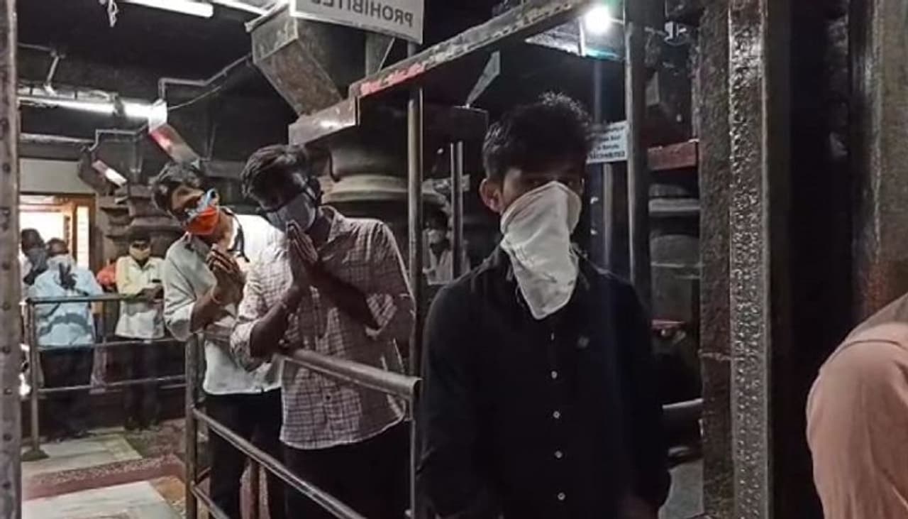 <p>ಬಾಗಲಕೋಟೆ ಜಿಲ್ಲೆ ಬಾದಾಮಿ ಬನಶಂಕರಿ ದೇಗುಲದಲ್ಲಿ ದೇವಿಯ ದರ್ಶನಕ್ಕೆ ಸರತಿ ಸಾಲಿನಲ್ಲಿ ನಿಂತ ಭಕ್ತರು</p> <p>ಬಾಗಲಕೋಟೆ ಜಿಲ್ಲೆ ಬಾದಾಮಿ ಬನಶಂಕರಿ ದೇಗುಲದಲ್ಲಿ ದೇವಿಯ ದರ್ಶನಕ್ಕೆ ಸರತಿ ಸಾಲಿನಲ್ಲಿ ನಿಂತ ಭಕ್ತರು</p>