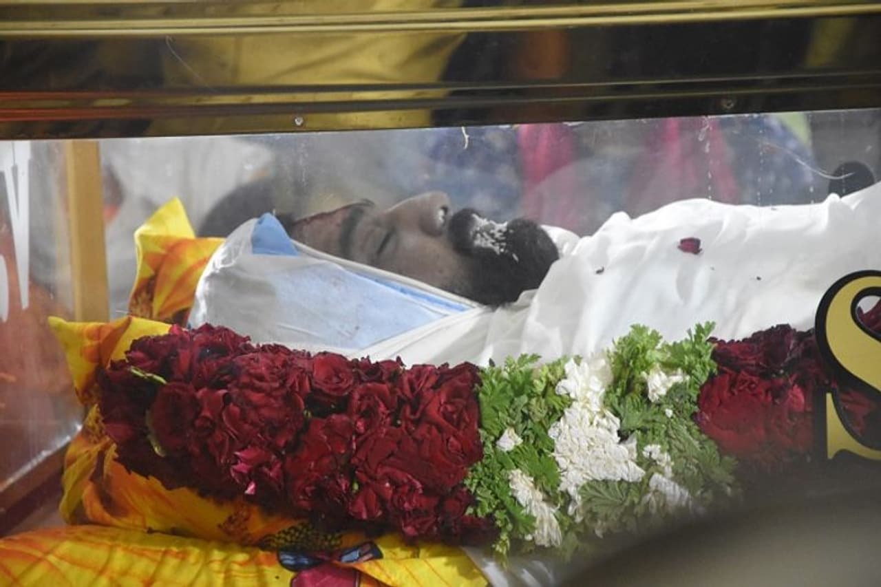 <p>ಜೂನ್ 7ರಂದು ಚಿರನಿದ್ರೆಗೆ ಜಾರಿದ ಯುವ ನಟ ಚಿರಂಜೀವಿ ಸರ್ಜಾ.</p> <p>ಜೂನ್ 7ರಂದು ಚಿರನಿದ್ರೆಗೆ ಜಾರಿದ ಯುವ ನಟ ಚಿರಂಜೀವಿ ಸರ್ಜಾ.</p>