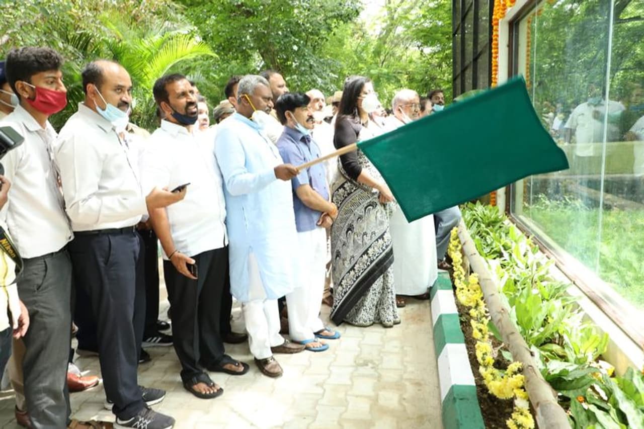<p>ಲಾಕ್‌ಡೌನ್‌ನಿಂದ ಸ್ಥಗಿತಗೊಳಿಸಲಾಗಿದ್ದ ಮೈಸೂರಿನ ಜಯಚಾಮರಾಜೇಂದ್ರ ಮೃಗಾಲಯಕ್ಕೆ ಮೂರು ತಿಂಗಳ ಬಳಿಕ ಚಾಲನೆ ನೀಡಿದ ಸಚಿವ ಎಸ್.ಟಿ.ಸೋಮಶೇಖರ್</p>