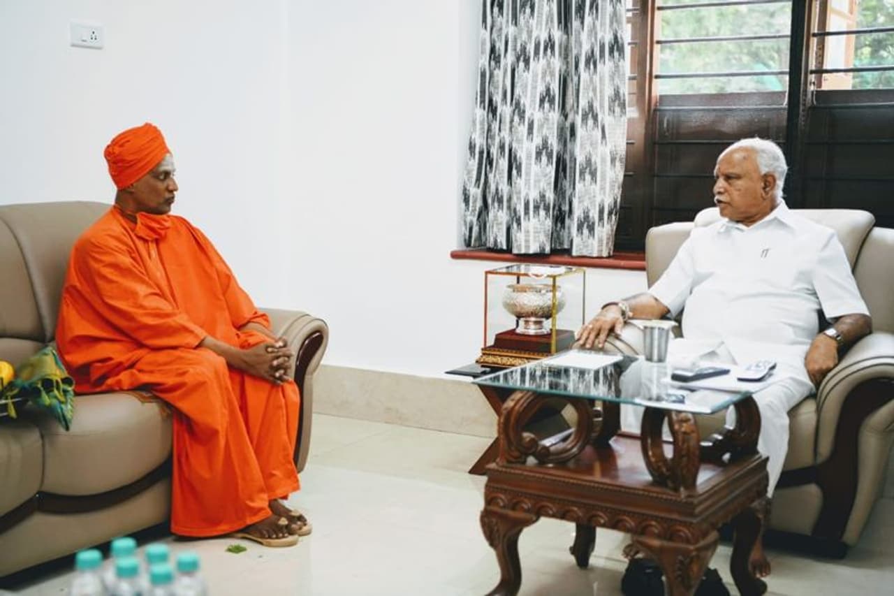 <p>ತುಮಕೂರಿನ ಸಿದ್ಧಗಂಗಾಮಠದ ಶ್ರೀ ಸಿದ್ಧಲಿಂಗಸ್ವಾಮಿ ಇಂದು ಬೆಳಗ್ಗೆ ಕಾವೇರಿ ನಿವಾಸದಲ್ಲಿ ಸೌಹಾರ್ದಯುತವಾಗಿ ಸಿಎಂ ಭೇಟಿಯಾಗಿ ಮಾತುಕತೆ</p> <p>ತುಮಕೂರಿನ ಸಿದ್ಧಗಂಗಾಮಠದ ಶ್ರೀ ಸಿದ್ಧಲಿಂಗಸ್ವಾಮಿ ಇಂದು ಬೆಳಗ್ಗೆ ಕಾವೇರಿ ನಿವಾಸದಲ್ಲಿ ಸೌಹಾರ್ದಯುತವಾಗಿ ಸಿಎಂ ಭೇಟಿಯಾಗಿ ಮಾತುಕತೆ</p>