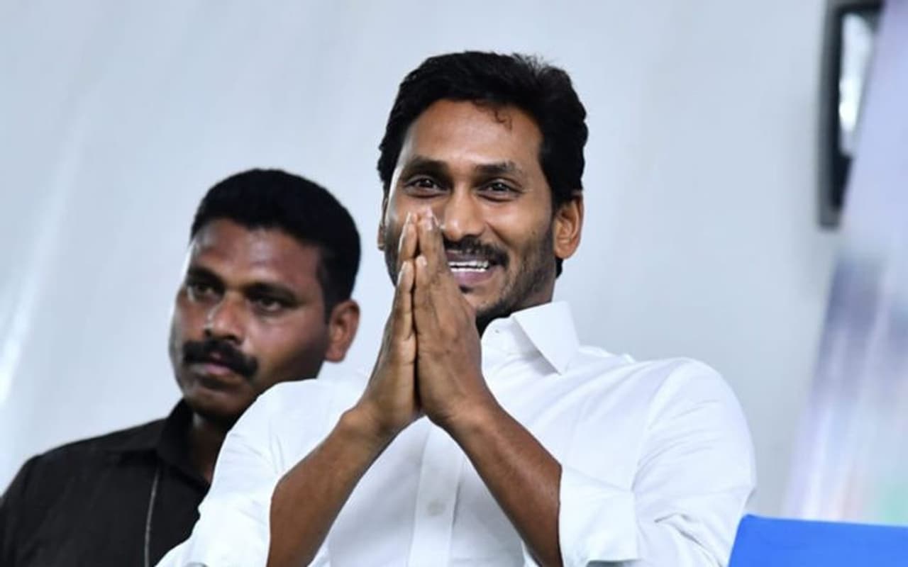 <p>మూడు రాజధానుల విషయంలో జగన్ ఎంత దూకుడుతో ముందుకు వెళదామనుకుంటున్నాడో.... కోర్టులు కూడా అదే స్థాయిలో బ్రేకులు వేస్తున్నాయి. సాధ్యమైనంత త్వరగా ఈ మూడు రాజధానులను ఏర్పాటు చేసేస్తే ఒకపనైపోతుందనుకుంటున్న వైసీపీ సర్కార్ ఆశ ఇప్పట్లో తీరేలా కనబడడం లేదు. </p> <p>మూడు రాజధానుల విషయంలో జగన్ ఎంత దూకుడుతో ముందుకు వెళదామనుకుంటున్నాడో.... కోర్టులు కూడా అదే స్థాయిలో బ్రేకులు వేస్తున్నాయి. సాధ్యమైనంత త్వరగా ఈ మూడు రాజధానులను ఏర్పాటు చేసేస్తే ఒకపనైపోతుందనుకుంటున్న వైసీపీ సర్కార్ ఆశ ఇప్పట్లో తీరేలా కనబడడం లేదు. </p>