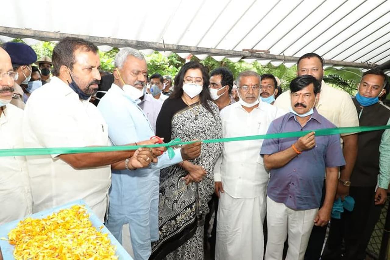 <p>3 ತಿಂಗಳ ಬಳಿಕ ಮೈಸೂರು ಜಯಚಾಮರಾಜೇಂದ್ರ ಮೃಗಾಲಯ ಪುನಾರಂಭವಾಗಿದ್ದು, ಇದಕ್ಕೆ ಜಿಲ್ಲಾ ಉಸ್ತುವಾರಿ ಸಚಿವ ಸೋಮಶೇಖರ್ ಚಾಲನೆ ನೀಡಿದರು.</p> <p>3 ತಿಂಗಳ ಬಳಿಕ ಮೈಸೂರು ಜಯಚಾಮರಾಜೇಂದ್ರ ಮೃಗಾಲಯ ಪುನಾರಂಭವಾಗಿದ್ದು, ಇದಕ್ಕೆ ಜಿಲ್ಲಾ ಉಸ್ತುವಾರಿ ಸಚಿವ ಸೋಮಶೇಖರ್ ಚಾಲನೆ ನೀಡಿದರು.</p>