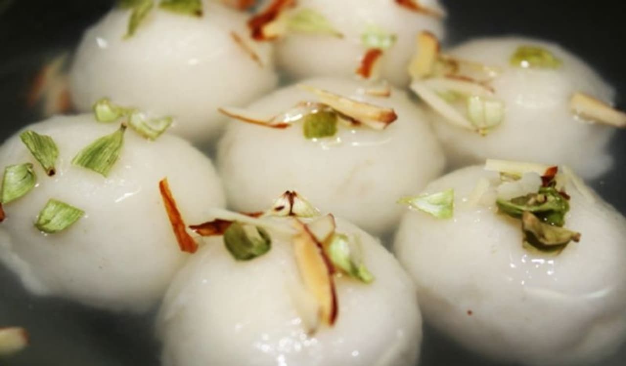 <p>ಬಿಳಿಯ ಸಾಫ್ಟ್ ಸ್ಪಾಂಜಿ ರಸಗುಲ್ಲಾ ಹೆಸರು ಕೇಳಿದರೆ ಸಾಕು ಬಾಯಿಯಲ್ಲಿ ನೀರು ಬರುವುದು ಗ್ಯಾರಂಟಿ.</p><p> </p> <p>ಬಿಳಿಯ ಸಾಫ್ಟ್ ಸ್ಪಾಂಜಿ ರಸಗುಲ್ಲಾ ಹೆಸರು ಕೇಳಿದರೆ ಸಾಕು ಬಾಯಿಯಲ್ಲಿ ನೀರು ಬರುವುದು ಗ್ಯಾರಂಟಿ.</p><p> </p>