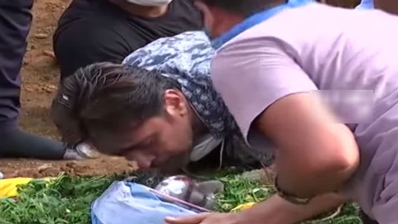 <p style="text align: justify;">చిరంజీవి సర్జ అంతిమ సంస్కరాలను ఆయన తమ్ముడు ధృవకు సంబంధించిన ఫాం హౌస్లో నిర్వహించారు. బెంగళూరు, కనకపూర రోడ్డులోని నిర్మించిన ఈ కార్యక్రమాలకు అభిమానులు, సినీ ప్రముఖులు హజరయ్యారు. తమ అభిమాన నటుడిగా కన్నీటి వీడ్కోలు పలికారు.</p> <p style="text align: justify;">చిరంజీవి సర్జ అంతిమ సంస్కరాలను ఆయన తమ్ముడు ధృవకు సంబంధించిన ఫాం హౌస్లో నిర్వహించారు. బెంగళూరు, కనకపూర రోడ్డులోని నిర్మించిన ఈ కార్యక్రమాలకు అభిమానులు, సినీ ప్రముఖులు హజరయ్యారు. తమ అభిమాన నటుడిగా కన్నీటి వీడ్కోలు పలికారు.</p>