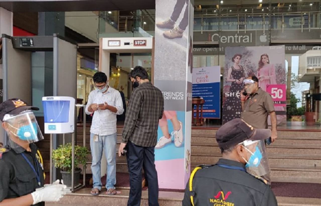 <p>ಲಾಕ್ಡೌನ್ ಬಳಿಕ ಕರಾವಳಿ ಜಿಲ್ಲೆಯಲ್ಲಿ ಸಾರ್ವಜನಿಕರ ಪ್ರವೇಶಕ್ಕೆ ದೇವಸ್ಥಾನ, ಮಾಲ್ ಹಾಗೂ ಹೊಟೇಲ್ಗಳು ಸೋಮವಾರ ತೆರೆದುಕೊಂಡಿವೆ. ಆದರೆ ಮೊದಲ ದಿನ ಪ್ರಮುಖ ದೇವಸ್ಥಾನಗಳನ್ನು ಹೊರತುಪಡಿಸಿದರೆ, ಬೇರೆ ದೇವಸ್ಥಾನಗಳಲ್ಲಿ ಭಕ್ತರ ಸಂದಣಿ ಕಂಡುಬಂದಿಲ್ಲ. ಮಾಲ್ ಹಾಗೂ ಹೊಟೇಲ್ಗಳಲ್ಲಿ ಕೂಡ ಜನರ ಸ್ಪಂದನ ನೀರಸಲಾಗಿತ್ತು.</p> <p>ಲಾಕ್ಡೌನ್ ಬಳಿಕ ಕರಾವಳಿ ಜಿಲ್ಲೆಯಲ್ಲಿ ಸಾರ್ವಜನಿಕರ ಪ್ರವೇಶಕ್ಕೆ ದೇವಸ್ಥಾನ, ಮಾಲ್ ಹಾಗೂ ಹೊಟೇಲ್ಗಳು ಸೋಮವಾರ ತೆರೆದುಕೊಂಡಿವೆ. ಆದರೆ ಮೊದಲ ದಿನ ಪ್ರಮುಖ ದೇವಸ್ಥಾನಗಳನ್ನು ಹೊರತುಪಡಿಸಿದರೆ, ಬೇರೆ ದೇವಸ್ಥಾನಗಳಲ್ಲಿ ಭಕ್ತರ ಸಂದಣಿ ಕಂಡುಬಂದಿಲ್ಲ. ಮಾಲ್ ಹಾಗೂ ಹೊಟೇಲ್ಗಳಲ್ಲಿ ಕೂಡ ಜನರ ಸ್ಪಂದನ ನೀರಸಲಾಗಿತ್ತು.</p>