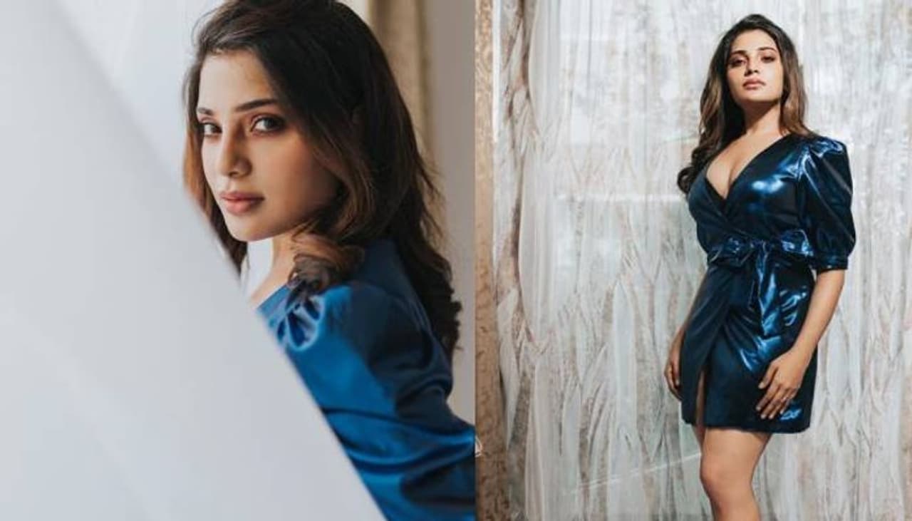 <p>നീല നിറത്തിലുള്ള മിനി ഡ്രസ്സിൽ ഗ്ലാമര് ലുക്കിലാണ് ആത്മിക. ചിത്രങ്ങള് താരം തന്നെയാണ് തന്റെ ഇന്സ്റ്റഗ്രാമിലൂടെ പങ്കുവച്ചത്.<br /> </p> <p>നീല നിറത്തിലുള്ള മിനി ഡ്രസ്സിൽ ഗ്ലാമര് ലുക്കിലാണ് ആത്മിക. ചിത്രങ്ങള് താരം തന്നെയാണ് തന്റെ ഇന്സ്റ്റഗ്രാമിലൂടെ പങ്കുവച്ചത്.<br /> </p>