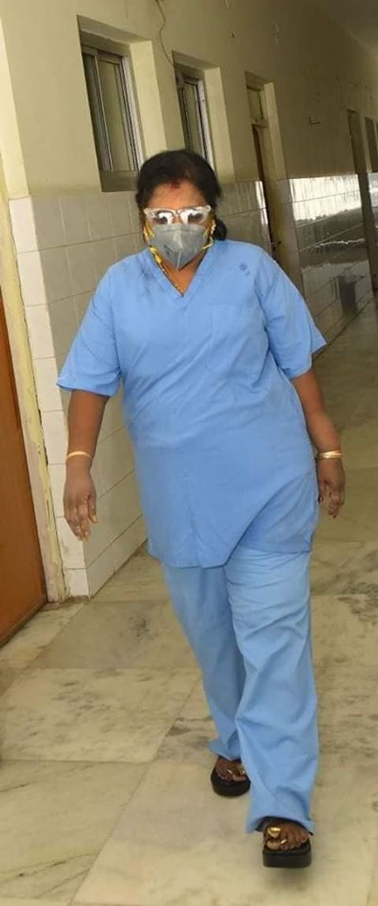 <p>உலகம் முழுவதும் மக்களை அச்சுறுத்தி, தன்னுடைய கோர முகத்தை வெளிக்காட்டி வரும் கொரோனா வைரஸ் காரணமாக, தெலங்கானா மாநிலமும் கடுமையாக பாதிக்கப்பட்டுள்ளது. தெலங்கானா மாநிலத்தில் நேற்று ஒரே நாளில் மட்டும் 92 பேருக்கு கொரோனா இருப்பது கண்டுபிடிக்கப்பட்டது. இதனால் மொத்தம் 3742 பேர் கொரோனாவால் பாதிக்கப்பட்டுள்ளனர். நேற்றைய தினம் மட்டும் 5 பேர் உயிரிழந்துள்ளனர். இதனால் பாதிக்கப்பட்டவர்களின் நிலை குறித்து அறிய தெலங்கானா மாநில கவர்னர் தமிழிசை சௌந்தரராஜன் நேரடியாக கொரோனா வார்டுக்கு சென்றார்.</p> <p>உலகம் முழுவதும் மக்களை அச்சுறுத்தி, தன்னுடைய கோர முகத்தை வெளிக்காட்டி வரும் கொரோனா வைரஸ் காரணமாக, தெலங்கானா மாநிலமும் கடுமையாக பாதிக்கப்பட்டுள்ளது. தெலங்கானா மாநிலத்தில் நேற்று ஒரே நாளில் மட்டும் 92 பேருக்கு கொரோனா இருப்பது கண்டுபிடிக்கப்பட்டது. இதனால் மொத்தம் 3742 பேர் கொரோனாவால் பாதிக்கப்பட்டுள்ளனர். நேற்றைய தினம் மட்டும் 5 பேர் உயிரிழந்துள்ளனர். இதனால் பாதிக்கப்பட்டவர்களின் நிலை குறித்து அறிய தெலங்கானா மாநில கவர்னர் தமிழிசை சௌந்தரராஜன் நேரடியாக கொரோனா வார்டுக்கு சென்றார்.</p>