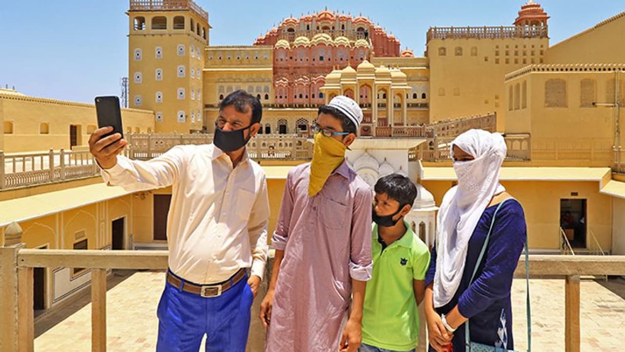 <p><strong>Background:</strong> Always watch out for the background before taking that perfect selfie. A poor background or someone photobombing could ruin the selfie.</p> <p><strong>Background:</strong> Always watch out for the background before taking that perfect selfie. A poor background or someone photobombing could ruin the selfie.</p>