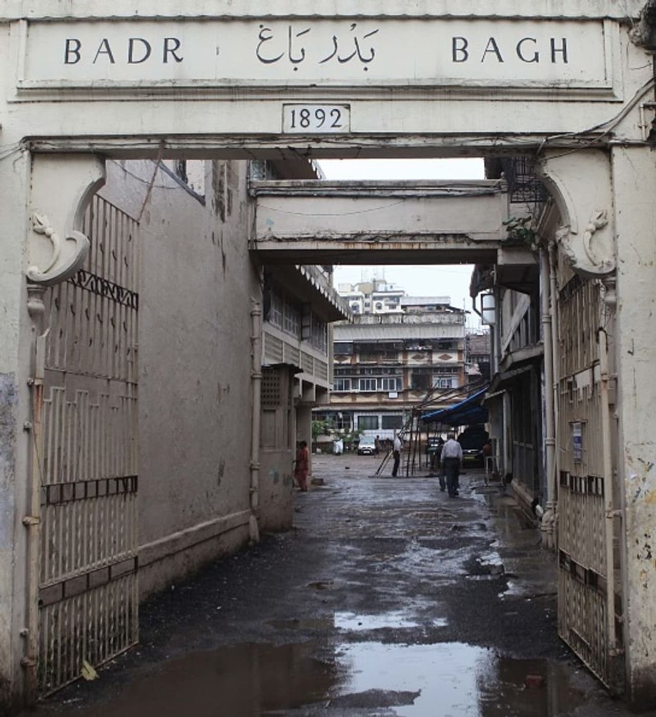 <p>ബോംബെയിലെ സർ ജെ.ജെ. സ്കൂൾ ഓഫ് ആർട്ടിലൂടെയാണ് ചിത്രകലയുടെ ലോകത്തേക്ക് എം എഫ് ഹുസൈന് നടന്നുവരുന്നത്. ആദ്യം ബോംബൈയിലെ (പുതിയ മുംബൈ ) തെരുവുകളില് ഹോള്ഡിങ്ങുകള്ക്ക് ചായം തേച്ച് തുടങ്ങിയ എം എഫ് ഹുസൈന് ചുരുങ്ങിയ കാലത്തിനുള്ളില് ഇന്ത്യയിലെ ഏറ്റവും പ്രതിഫലം ലഭിക്കുന്ന ചിത്രകാരനായി മാറി. (അദ്ദേഹം നാല്പത് വര്ഷത്തോളം താമസിച്ചത് ഇവിടെയായിരുന്നു.) </p> <p>ബോംബെയിലെ സർ ജെ.ജെ. സ്കൂൾ ഓഫ് ആർട്ടിലൂടെയാണ് ചിത്രകലയുടെ ലോകത്തേക്ക് എം എഫ് ഹുസൈന് നടന്നുവരുന്നത്. ആദ്യം ബോംബൈയിലെ (പുതിയ മുംബൈ ) തെരുവുകളില് ഹോള്ഡിങ്ങുകള്ക്ക് ചായം തേച്ച് തുടങ്ങിയ എം എഫ് ഹുസൈന് ചുരുങ്ങിയ കാലത്തിനുള്ളില് ഇന്ത്യയിലെ ഏറ്റവും പ്രതിഫലം ലഭിക്കുന്ന ചിത്രകാരനായി മാറി. (അദ്ദേഹം നാല്പത് വര്ഷത്തോളം താമസിച്ചത് ഇവിടെയായിരുന്നു.) </p>