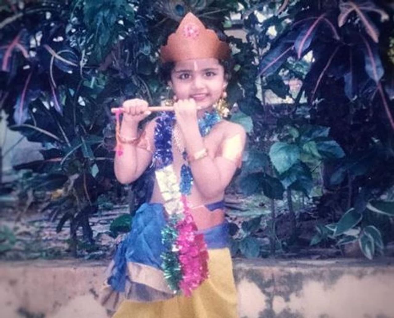 <p>இது யாருனு தெரியுதா? குட்டி கிருஷ்ணனாக, கியூட் சிரிப்பில் புல்லாங்குழல் வைத்து கொண்டு போஸ் கொடுப்பது வேறு யாரும் இல்லை, சுருட்டை முடி அழகி 'கொடி' பட நடிகை சுழலி தான்.</p> <p>இது யாருனு தெரியுதா? குட்டி கிருஷ்ணனாக, கியூட் சிரிப்பில் புல்லாங்குழல் வைத்து கொண்டு போஸ் கொடுப்பது வேறு யாரும் இல்லை, சுருட்டை முடி அழகி 'கொடி' பட நடிகை சுழலி தான்.</p>