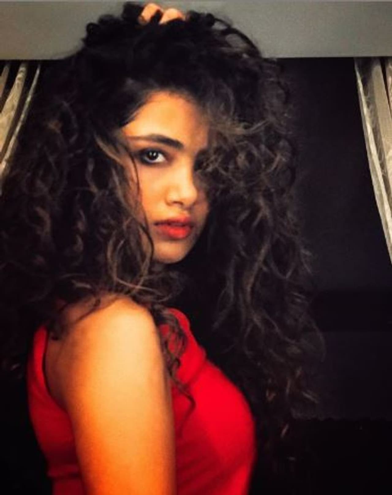 <p>நடிகை சாய் பல்லவி, மடோனா செபாஸ்டியன், ஆகியோர் நடிப்பில் வெளியான 'ப்ரேமம்' மலையாள படத்தின் மூலம் நாயகியாக அறிமுகமானவர், அனுபமா பரமேஸ்வரன்.</p>