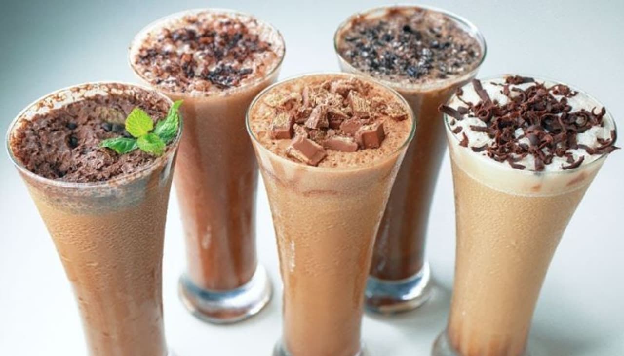 <p>కాఫీ వాసన ముక్కుకు తగిలితే చాలు.. ప్రాణం లేచి వచ్చినట్లుగా అవుతుంది. ఆ కమ్మని వాసన పీల్చినా మైమరిచిపోయేవారు చాలా మంది ఉన్నారు. అందుకే కొందరు ఉదయం లేచిన దగ్గర నుంచి రాత్రి పడుకునే వరకు కప్పుల మీద కప్పులు కాఫీ తాగేస్తుంటారు. మామూలుగా అయితే.. వేడి వేడి గా కాఫీ తాగేస్తాం. </p> <p>కాఫీ వాసన ముక్కుకు తగిలితే చాలు.. ప్రాణం లేచి వచ్చినట్లుగా అవుతుంది. ఆ కమ్మని వాసన పీల్చినా మైమరిచిపోయేవారు చాలా మంది ఉన్నారు. అందుకే కొందరు ఉదయం లేచిన దగ్గర నుంచి రాత్రి పడుకునే వరకు కప్పుల మీద కప్పులు కాఫీ తాగేస్తుంటారు. మామూలుగా అయితే.. వేడి వేడి గా కాఫీ తాగేస్తాం. </p>