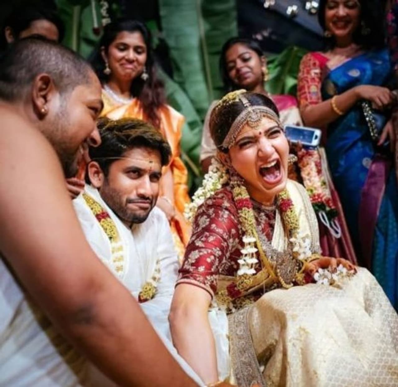 <p>நடிகை சமந்தா நாகசைதன்யா திருமண ஸ்டைலை பின்பற்றியே, நயன்தாராவும், விக்னேஷ் சிவனும் திருமணம் செய்து கொள்ள உள்ளார்களாம். அதாவது அவர்கள் எப்படி இந்து மற்றும் கிறிஸ்த்துவ முறைப்படி திருமணம் செய்து கொண்டார்களோ அதே போல் இவர்களும் திருமணம் செய்து கொள்ள முடிவு செய்துள்ளதாக கூறப்படுகிறது.</p> <p>நடிகை சமந்தா நாகசைதன்யா திருமண ஸ்டைலை பின்பற்றியே, நயன்தாராவும், விக்னேஷ் சிவனும் திருமணம் செய்து கொள்ள உள்ளார்களாம். அதாவது அவர்கள் எப்படி இந்து மற்றும் கிறிஸ்த்துவ முறைப்படி திருமணம் செய்து கொண்டார்களோ அதே போல் இவர்களும் திருமணம் செய்து கொள்ள முடிவு செய்துள்ளதாக கூறப்படுகிறது.</p>