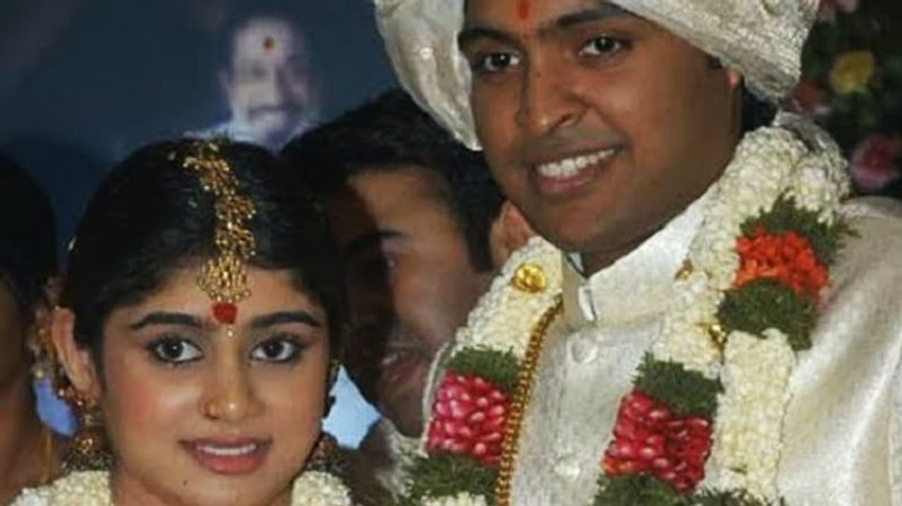 <p>இந்த போட்டோவில் சிவாஜி கணேசன் ஒரு ஓரத்தில் இருந்து ஆசிர்வாதம் செய்யும் போல் இருக்கும் அதை பாருங்கள்</p> <p>இந்த போட்டோவில் சிவாஜி கணேசன் ஒரு ஓரத்தில் இருந்து ஆசிர்வாதம் செய்யும் போல் இருக்கும் அதை பாருங்கள்</p>