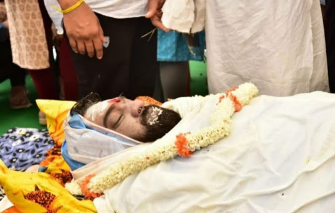 <p>39 வயதில் மாரடைப்பால் மரணமடைந்த பிரபல கன்னட நடிகர் சிரஞ்சீவி சார்ஜாவின் உடல் <br /> </p> <p>39 வயதில் மாரடைப்பால் மரணமடைந்த பிரபல கன்னட நடிகர் சிரஞ்சீவி சார்ஜாவின் உடல் <br /> </p>