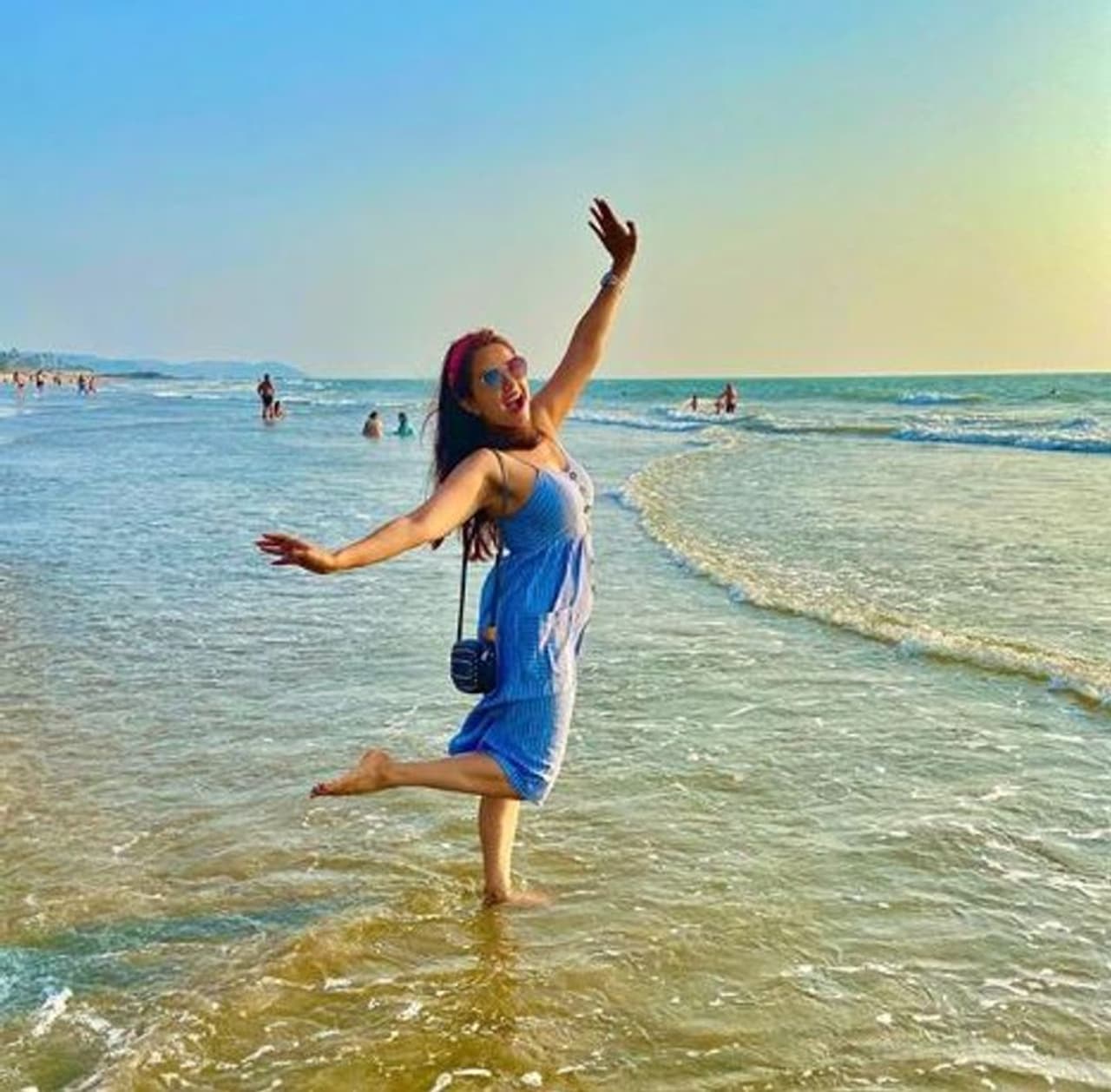 <p>மும்பை மலாட் பகுதியில் வசித்து வந்த, திஷா சாலியன் 14 வது மாடியில் உள்ள தன்னுடைய குடியிருப்பில் இருந்து குதித்து தற்கொலை செய்துகொண்டுள்ள விஷயம் தற்போது பாலிவுட் பிரபலங்கள் மத்தியில் பரபரப்பை ஏற்படுத்தியுள்ளது.</p> <p>மும்பை மலாட் பகுதியில் வசித்து வந்த, திஷா சாலியன் 14 வது மாடியில் உள்ள தன்னுடைய குடியிருப்பில் இருந்து குதித்து தற்கொலை செய்துகொண்டுள்ள விஷயம் தற்போது பாலிவுட் பிரபலங்கள் மத்தியில் பரபரப்பை ஏற்படுத்தியுள்ளது.</p>