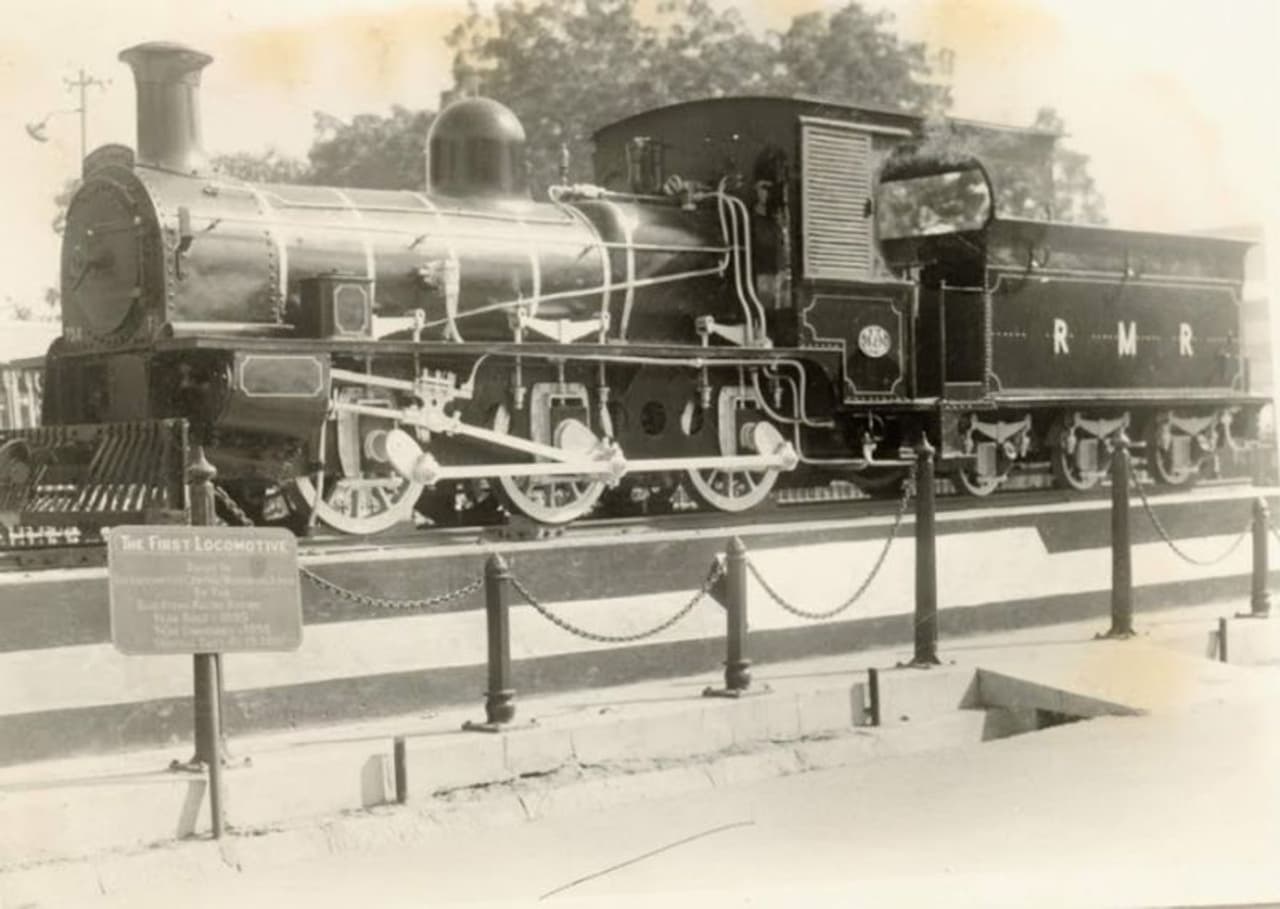 <p>1895 ൽ രജ്പുത്താന മാൽവ റെയിൽവേയുടെ അജ്മീർ വർക്ക്ഷോപ്പിൽ നിർമ്മിച്ച ഇന്ത്യയുടെ ആദ്യത്തെ ലോക്കോമോട്ടീവ്.</p> <p>1895 ൽ രജ്പുത്താന മാൽവ റെയിൽവേയുടെ അജ്മീർ വർക്ക്ഷോപ്പിൽ നിർമ്മിച്ച ഇന്ത്യയുടെ ആദ്യത്തെ ലോക്കോമോട്ടീവ്.</p>