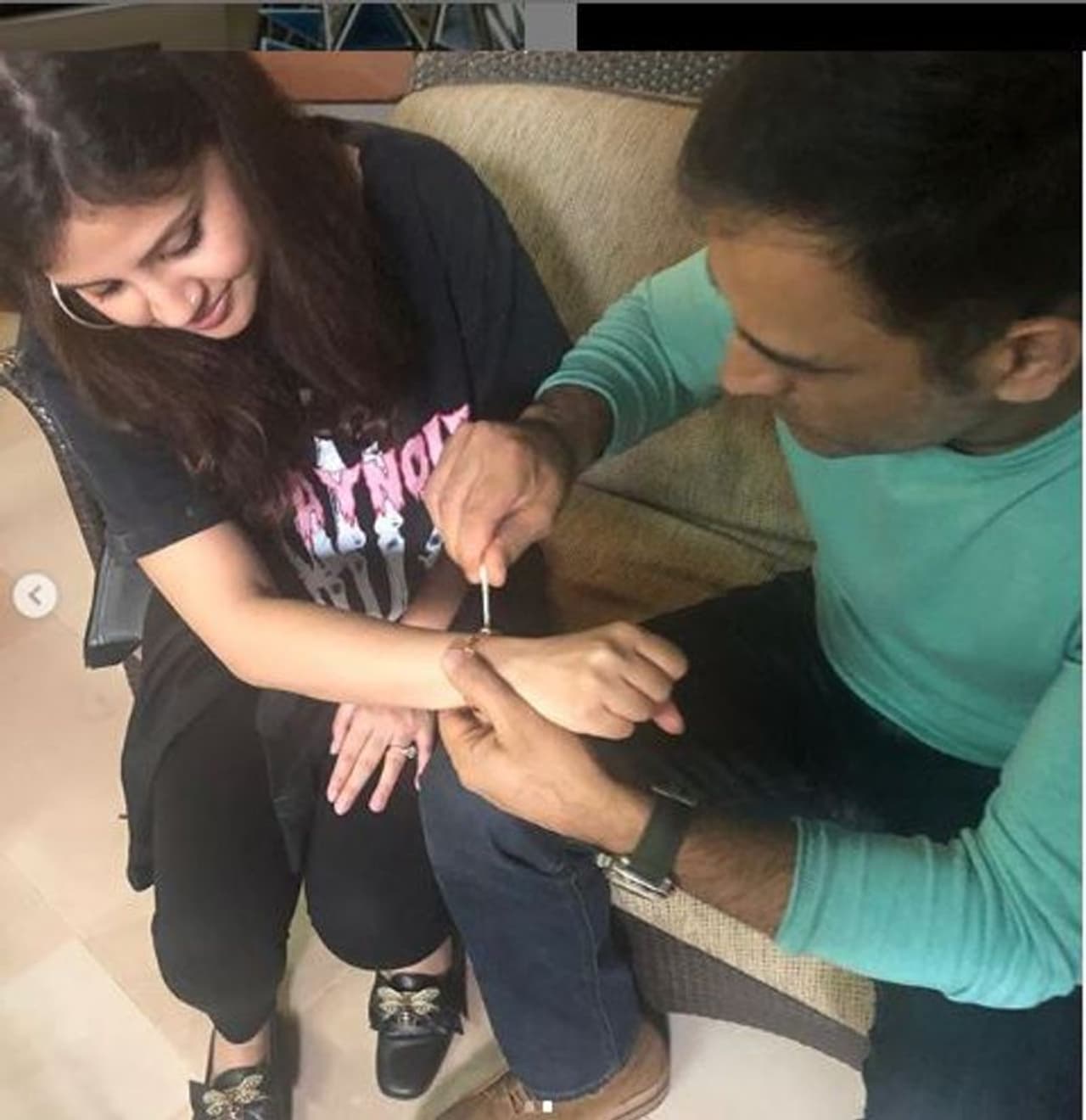 <p>காதலித்த நாள் முதல் இன்று வரை குறையாத அன்பு... மனைவி சாக்ஷிக்கு அன்பு பரிசு கொடுத்த தருணம்.</p> <p>காதலித்த நாள் முதல் இன்று வரை குறையாத அன்பு... மனைவி சாக்ஷிக்கு அன்பு பரிசு கொடுத்த தருணம்.</p>