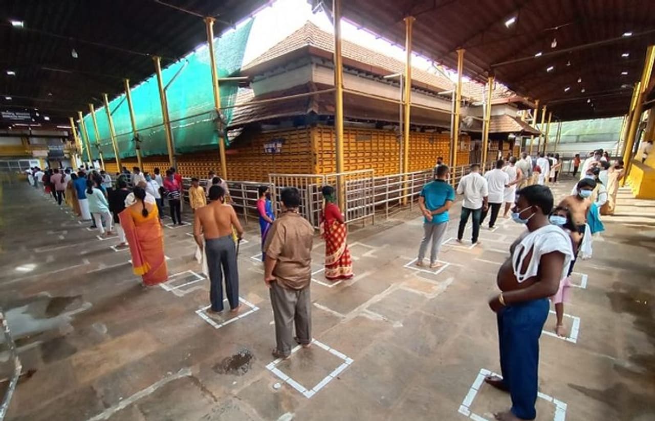 <p>ಮೊದಲ ದಿನ ಸೋಮವಾರ ಕುಕ್ಕೆ ಸುಬ್ರಹ್ಮಣ್ಯ ಹಾಗೂ ಧರ್ಮಸ್ಥಳಗಳಲ್ಲಿ ಭಕ್ತ ಸಮೂಹ ಹೆಚ್ಚಾಗಿತ್ತು. ಆದರೆ ಮಂಗಳವಾರ ಈ ಪ್ರಮಾಣ ಸ್ವಲ್ಪ ಕಡಿಮೆಯಾಗಿತ್ತು.</p> <p>ಮೊದಲ ದಿನ ಸೋಮವಾರ ಕುಕ್ಕೆ ಸುಬ್ರಹ್ಮಣ್ಯ ಹಾಗೂ ಧರ್ಮಸ್ಥಳಗಳಲ್ಲಿ ಭಕ್ತ ಸಮೂಹ ಹೆಚ್ಚಾಗಿತ್ತು. ಆದರೆ ಮಂಗಳವಾರ ಈ ಪ್ರಮಾಣ ಸ್ವಲ್ಪ ಕಡಿಮೆಯಾಗಿತ್ತು.</p>