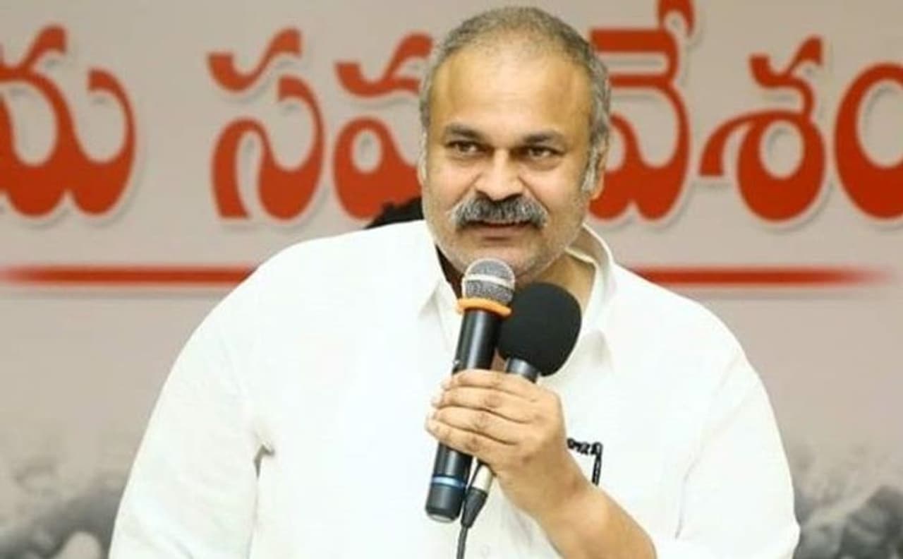<p style="text align: justify;">మెగా బ్రదర్ నాగబాబు ఈ మధ్య తరుచూ ఏదో ఒక వివాదంతో వార్తల్లో నిలుస్తున్నాడు. గత ఎన్నికల్లో జనసేన పార్టీ తరుపున బరిలో నిలిచిన మెగా బ్రదర్ ఎన్నికల్లో దారుణమైన ఓటమి ఎదురు కావటంతో కొంత కాలం పాటు సైలెంట్ అయ్యాడు. ఆ తరువాత ఈ మధ్యే తిరిగి వార్తల్లో కనిపిస్తున్నాడు.</p> <p style="text align: justify;">మెగా బ్రదర్ నాగబాబు ఈ మధ్య తరుచూ ఏదో ఒక వివాదంతో వార్తల్లో నిలుస్తున్నాడు. గత ఎన్నికల్లో జనసేన పార్టీ తరుపున బరిలో నిలిచిన మెగా బ్రదర్ ఎన్నికల్లో దారుణమైన ఓటమి ఎదురు కావటంతో కొంత కాలం పాటు సైలెంట్ అయ్యాడు. ఆ తరువాత ఈ మధ్యే తిరిగి వార్తల్లో కనిపిస్తున్నాడు.</p>