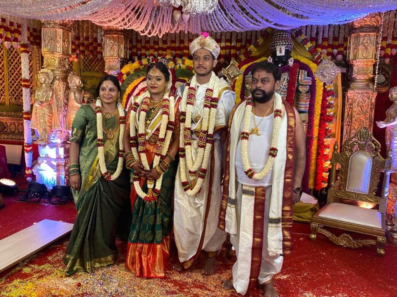 <p>ಬಸವನಗುಡಿಯ ವಾಸವಿ ಕಲ್ಯಾಣ ಮಂಟಪದಲ್ಲಿ ಕುಟುಂಬಸ್ಥರ ಸಮ್ಮುಖದಲ್ಲಿ ಶ್ರೇಯಾ ಮತ್ತು ಶೇಶಿರುದ್ಧ ಅವರು ದಾಂಪತ್ಯ ಜೀವನಕ್ಕೆ ಕಾಲಿಟ್ಟಿದ್ದಾರೆ.</p> <p>ಬಸವನಗುಡಿಯ ವಾಸವಿ ಕಲ್ಯಾಣ ಮಂಟಪದಲ್ಲಿ ಕುಟುಂಬಸ್ಥರ ಸಮ್ಮುಖದಲ್ಲಿ ಶ್ರೇಯಾ ಮತ್ತು ಶೇಶಿರುದ್ಧ ಅವರು ದಾಂಪತ್ಯ ಜೀವನಕ್ಕೆ ಕಾಲಿಟ್ಟಿದ್ದಾರೆ.</p>