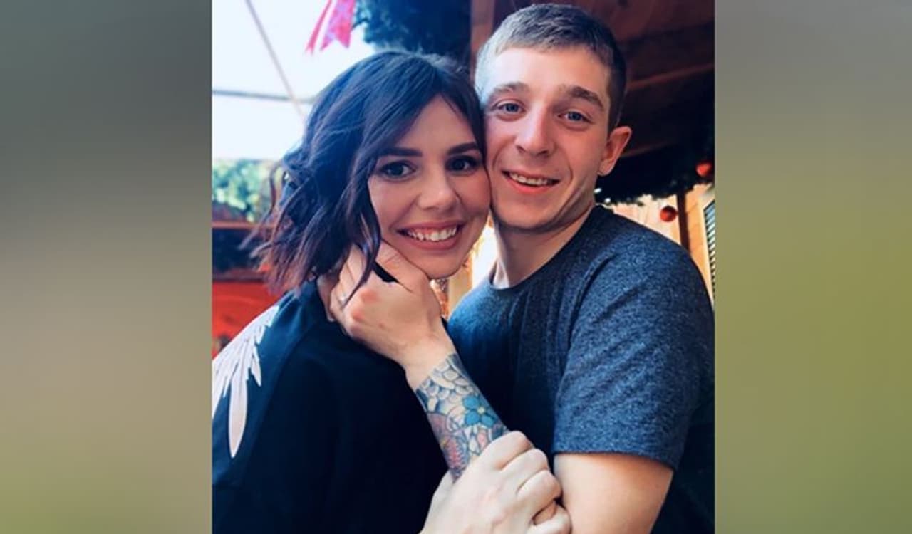 <p>ಮರೀನಾ ತನ್ನ ಈ ಪ್ರೀತಿಗಾಗಿ 45 ವರ್ಷದ ಮಾಜಿ ಗಂಡ ಅಲೆಕ್ಸಸ್ ಶವರ್ರೀನ್ರನ್ನು ಬಿಟ್ಟಿದ್ದಾಳೆ. ಮರಿನಾ ಆಗೂ ಅಲೆಕ್ಸಸ್ ಇಬ್ಬರೂ ಹದಿಮೂರು ವರ್ಷ ಸಂಸಾರ ನಡೆಸಿದ್ದಾರೆ.</p> <p>ಮರೀನಾ ತನ್ನ ಈ ಪ್ರೀತಿಗಾಗಿ 45 ವರ್ಷದ ಮಾಜಿ ಗಂಡ ಅಲೆಕ್ಸಸ್ ಶವರ್ರೀನ್ರನ್ನು ಬಿಟ್ಟಿದ್ದಾಳೆ. ಮರಿನಾ ಆಗೂ ಅಲೆಕ್ಸಸ್ ಇಬ್ಬರೂ ಹದಿಮೂರು ವರ್ಷ ಸಂಸಾರ ನಡೆಸಿದ್ದಾರೆ.</p>