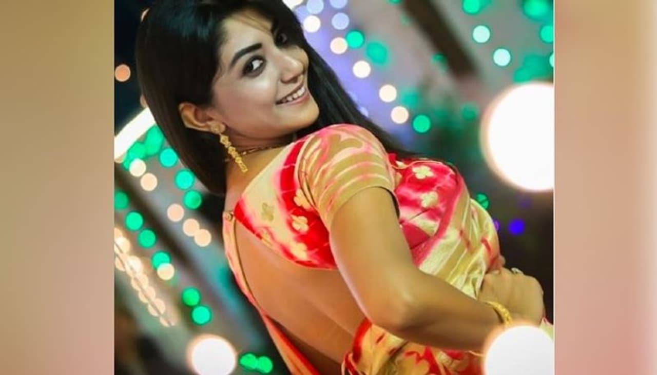 <p>Ratan Kahar has sung parts of the song with singer Iman Chakraborty. The music video has been directed by Arindam Sil and it features Bickram Ghosh, Ratan Kahar, Iman Chakraborty, Devlina Kumar, Badshah and Jacqueline Fernandez.<br /> </p> <p>Ratan Kahar has sung parts of the song with singer Iman Chakraborty. The music video has been directed by Arindam Sil and it features Bickram Ghosh, Ratan Kahar, Iman Chakraborty, Devlina Kumar, Badshah and Jacqueline Fernandez.<br /> </p>