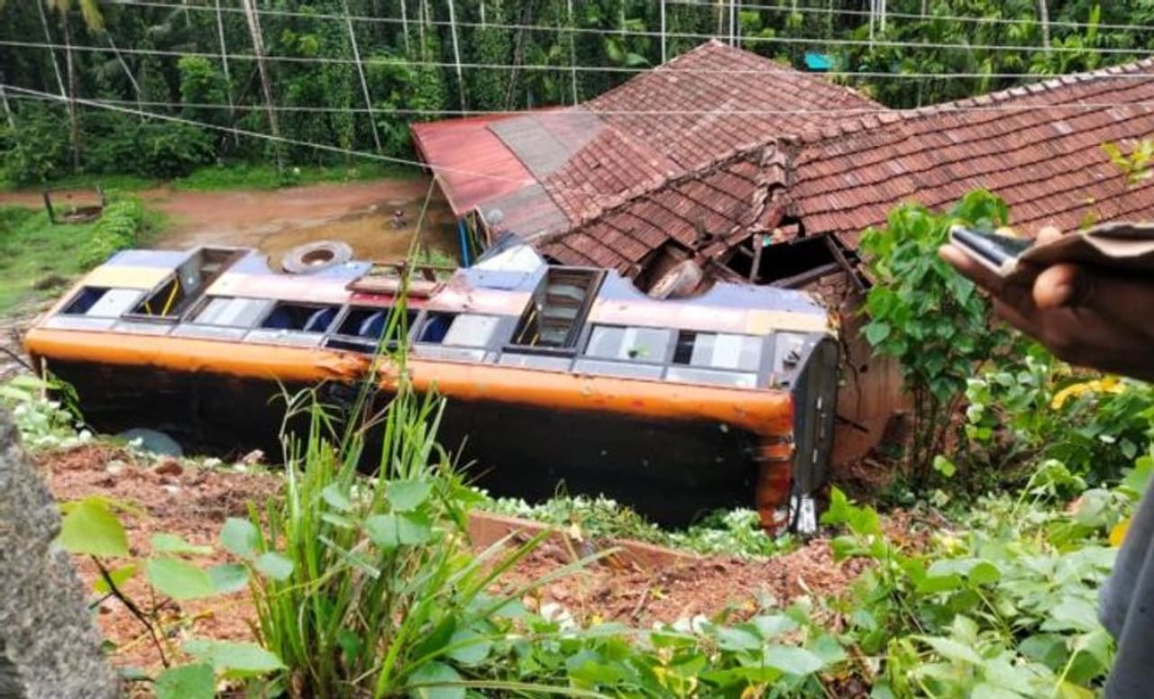 <p>ಚಾಲಕನ ನಿಯಂತ್ರಣ ತಪ್ಪಿದ ಕೆಎಸ್ಆರ್ಟಿಸಿ ಬಸ್ಸೊಂದು ಮನೆಯೊಂದರ ಅಂಗಳಕ್ಕೆ ಬಿದ್ದಿದೆ.</p> <p>ಚಾಲಕನ ನಿಯಂತ್ರಣ ತಪ್ಪಿದ ಕೆಎಸ್ಆರ್ಟಿಸಿ ಬಸ್ಸೊಂದು ಮನೆಯೊಂದರ ಅಂಗಳಕ್ಕೆ ಬಿದ್ದಿದೆ.</p>