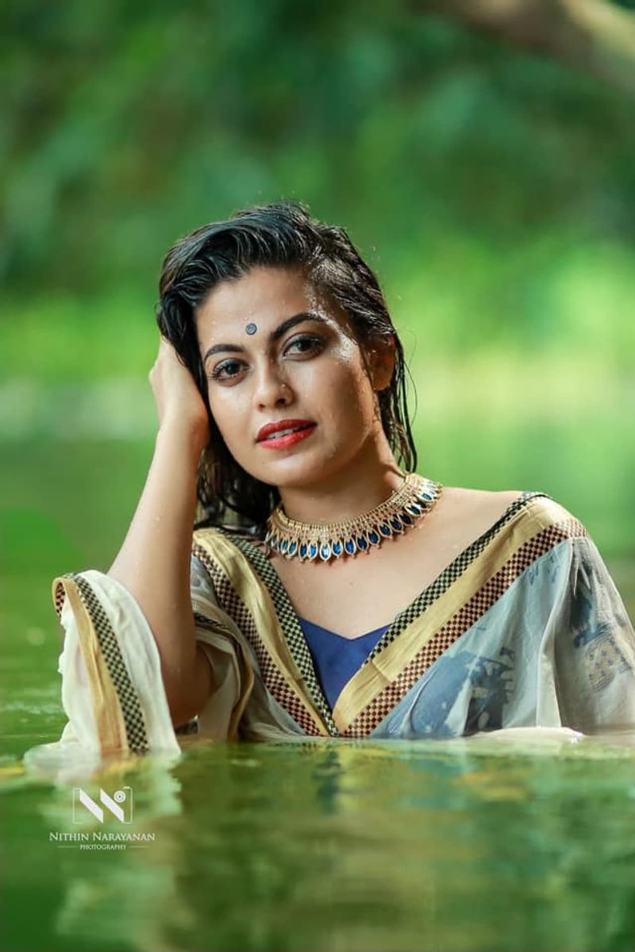 <p>'പൊയ്കയിൽ കുളിർപൊയ്കയിൽ' ഹോട്ട്ലുക്കില് അനുശ്രീ</p> <p>'പൊയ്കയിൽ കുളിർപൊയ്കയിൽ' ഹോട്ട്ലുക്കില് അനുശ്രീ</p>