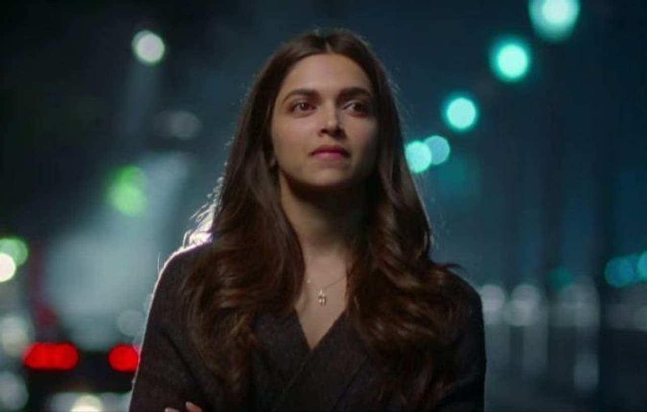 <p style="text align: justify;">బాలీవుడ్ నటి దీపికా పదుకొని దేశంలో అత్యధిక బ్రాండ్లకు ఎండార్స్ చేస్తున్న తారల్లో ఒకరు. సినీ రంగంలోకి అడుగు పెట్టిన కొద్ది రోజుల్లోనే పెద్ద సంఖ్యలో బ్రాండ్లు ఆమె లిస్ట్ లో చేరాయి. వీటిలో అన్ని రంగాలకు చెందిన ప్రాడక్ట్స్ ఉండటం విశేషం. తొలి నాళ్ల నుంచి బ్రాండ్ ప్రమోషన్స్కు సంబంధించిన ఎంపికలో దీపికా పదుకొని ఎంతో జాగ్రత్తగా వ్యవహరించేంది. అయితే ఎన్ని జాగ్రత్తలు తీసుకున్నా కొన్ని తప్పులు జరిగాయని చెప్పింది దీపికా.</p> <p style="text align: justify;">బాలీవుడ్ నటి దీపికా పదుకొని దేశంలో అత్యధిక బ్రాండ్లకు ఎండార్స్ చేస్తున్న తారల్లో ఒకరు. సినీ రంగంలోకి అడుగు పెట్టిన కొద్ది రోజుల్లోనే పెద్ద సంఖ్యలో బ్రాండ్లు ఆమె లిస్ట్ లో చేరాయి. వీటిలో అన్ని రంగాలకు చెందిన ప్రాడక్ట్స్ ఉండటం విశేషం. తొలి నాళ్ల నుంచి బ్రాండ్ ప్రమోషన్స్కు సంబంధించిన ఎంపికలో దీపికా పదుకొని ఎంతో జాగ్రత్తగా వ్యవహరించేంది. అయితే ఎన్ని జాగ్రత్తలు తీసుకున్నా కొన్ని తప్పులు జరిగాయని చెప్పింది దీపికా.</p>