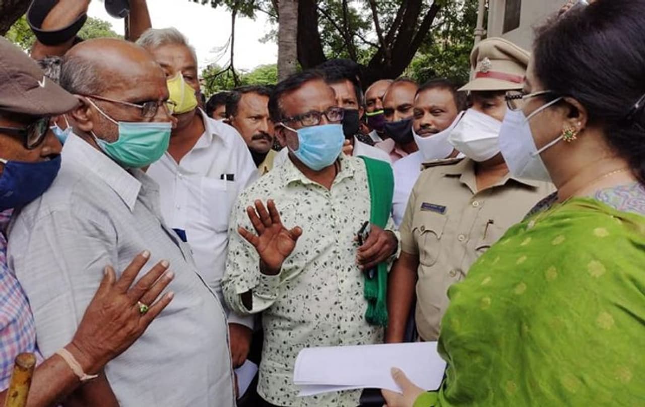 <p>ಮುಖ್ಯಮಂತ್ರಿಗಳ ಆದೇಶದ ಅನ್ವಯ ಮೈಷುಗರ್ ಕಾರ್ಖಾನೆಯನ್ನು ಸಕ್ಕರೆ ಮತ್ತು ಕಾರ್ಮಿಕ ಸಚಿವ ಶಿವರಾಂ ಹೆಬ್ಬಾರ್, ಜಿಲ್ಲಾ ಉಸ್ತುವಾರಿ ಸಚಿವ ಕೆ.ಸಿ.ನಾರಾಯಣಗೌಡರ ಜೊತೆಯಾಗಿ ಬುಧವಾರ ವೀಕ್ಷಣೆ ಮಾಡಿ ಸಮಗ್ರವಾಗಿ ಸಮಸ್ಯೆಗಳನ್ನು ಆಲಿಸಿದರು.</p> <p>ಮುಖ್ಯಮಂತ್ರಿಗಳ ಆದೇಶದ ಅನ್ವಯ ಮೈಷುಗರ್ ಕಾರ್ಖಾನೆಯನ್ನು ಸಕ್ಕರೆ ಮತ್ತು ಕಾರ್ಮಿಕ ಸಚಿವ ಶಿವರಾಂ ಹೆಬ್ಬಾರ್, ಜಿಲ್ಲಾ ಉಸ್ತುವಾರಿ ಸಚಿವ ಕೆ.ಸಿ.ನಾರಾಯಣಗೌಡರ ಜೊತೆಯಾಗಿ ಬುಧವಾರ ವೀಕ್ಷಣೆ ಮಾಡಿ ಸಮಗ್ರವಾಗಿ ಸಮಸ್ಯೆಗಳನ್ನು ಆಲಿಸಿದರು.</p>