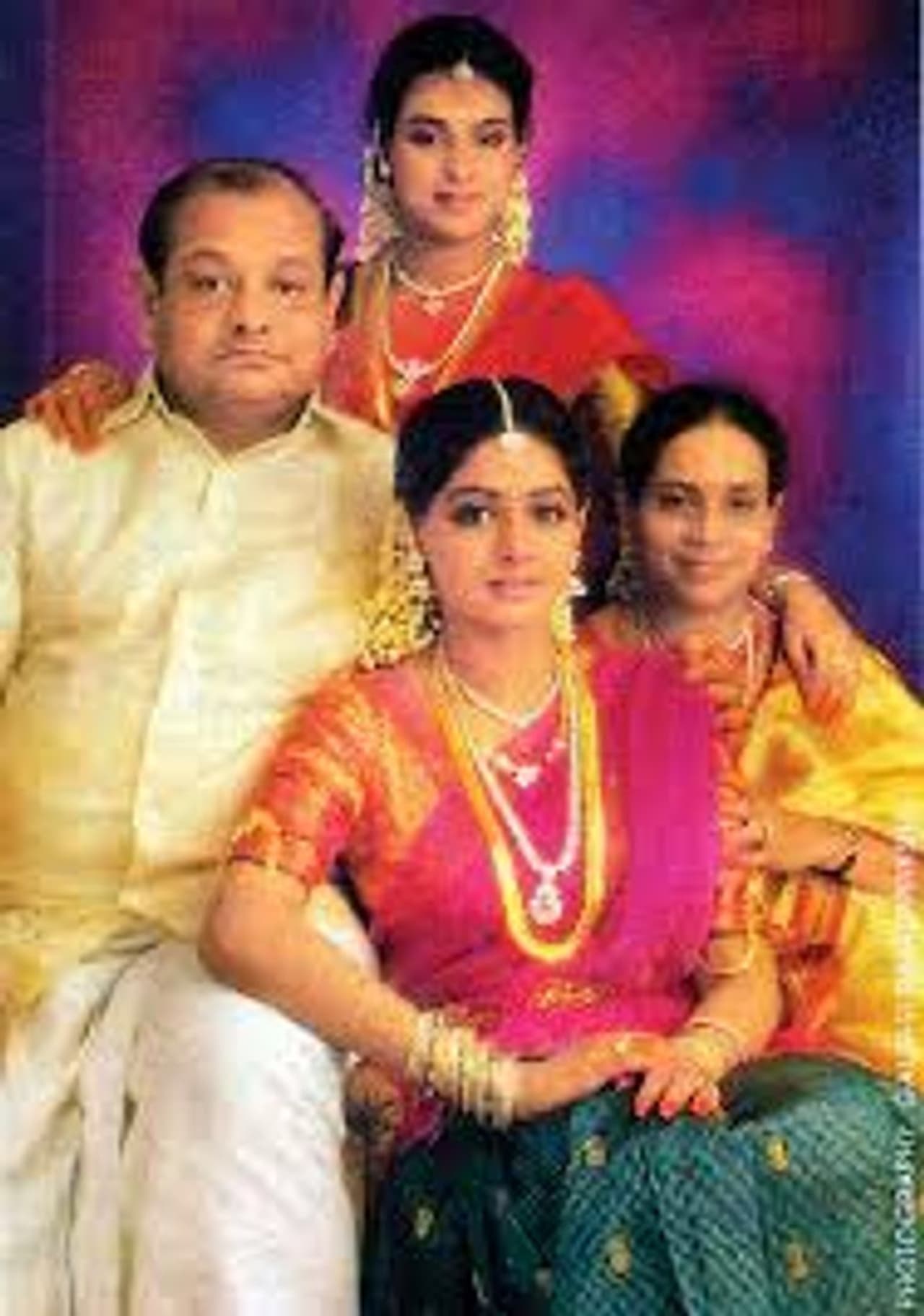 <p>மறைந்த நடிகை ஸ்ரீதேவிக்கு,ஸ்ரீலதா என்ற ஒரு தங்கை இருக்கிறார். ஸ்ரீதேவி பாலிவுட்டில் பிசியாக நடிக்க வரும் வரை இருவரும் மிகவும் நெருக்கமாக இருந்துள்ளனர். </p> <p>மறைந்த நடிகை ஸ்ரீதேவிக்கு,ஸ்ரீலதா என்ற ஒரு தங்கை இருக்கிறார். ஸ்ரீதேவி பாலிவுட்டில் பிசியாக நடிக்க வரும் வரை இருவரும் மிகவும் நெருக்கமாக இருந்துள்ளனர். </p>