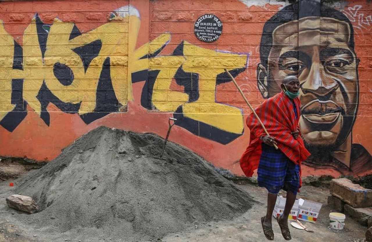 <p>2020 മെയ് 25 ന് 8 മിനിറ്റും 46 സെക്കന്റുമായിരുന്നു വെള്ളക്കാരനും മിനിപോളിസ് പൊലീസ് ഉദ്യോഗസ്ഥനുമായ ഡെറെക് ഷോവിന്റെ കാല്മുട്ട്, 46 കാരനും ആഫ്രോ അമേരിക്കന് വംശജനായ ജോര്ജ് ഫ്ലോയ്ഡിന്റെ കഴുത്തില് അമര്ന്നിരുന്നത്. (കെനിയയിലെ തെരുവില് വരച്ച ജോര്ജ് ഫ്ലോയ്ഡിന്റെ ചിത്രം. )</p> <p>2020 മെയ് 25 ന് 8 മിനിറ്റും 46 സെക്കന്റുമായിരുന്നു വെള്ളക്കാരനും മിനിപോളിസ് പൊലീസ് ഉദ്യോഗസ്ഥനുമായ ഡെറെക് ഷോവിന്റെ കാല്മുട്ട്, 46 കാരനും ആഫ്രോ അമേരിക്കന് വംശജനായ ജോര്ജ് ഫ്ലോയ്ഡിന്റെ കഴുത്തില് അമര്ന്നിരുന്നത്. (കെനിയയിലെ തെരുവില് വരച്ച ജോര്ജ് ഫ്ലോയ്ഡിന്റെ ചിത്രം. )</p>