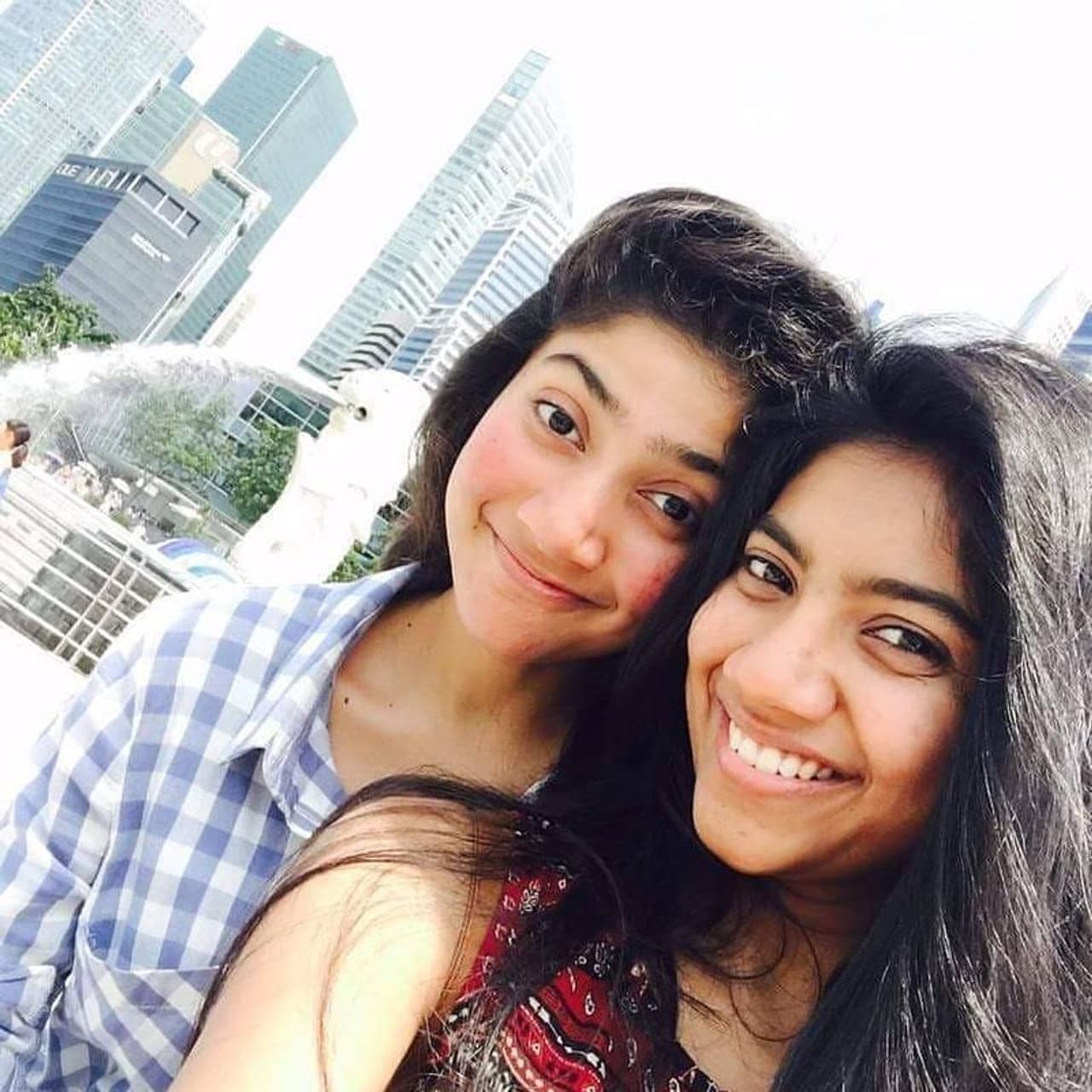 <p>மலையாளத்தில் 2015ம் ஆண்டு வெளியாகி சூப்பர் ஹிட்டான "பிரேமம்" படத்தில் மலர் டீச்சராக சிறிது நேரமே வந்தாலும், தமிழ், தெலுங்கு, மலையாளம் என 3 மொழி ரசிகர்களையும் கவர்ந்திழுத்தவர் சாய் பல்லவி. </p> <p>மலையாளத்தில் 2015ம் ஆண்டு வெளியாகி சூப்பர் ஹிட்டான "பிரேமம்" படத்தில் மலர் டீச்சராக சிறிது நேரமே வந்தாலும், தமிழ், தெலுங்கு, மலையாளம் என 3 மொழி ரசிகர்களையும் கவர்ந்திழுத்தவர் சாய் பல்லவி. </p>