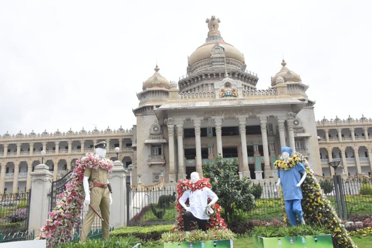 <p>ಕೊರೋನಾ ವಾರಿಯರ್ಸ್ಗೆ ಪುಷ್ಪ ಪ್ರದರ್ಶನದ ಮೂಲಕ ಗೌರವ ಸೂಚಿಸಲಾಗುತ್ತಿದೆ.</p> <p>ಕೊರೋನಾ ವಾರಿಯರ್ಸ್ಗೆ ಪುಷ್ಪ ಪ್ರದರ್ಶನದ ಮೂಲಕ ಗೌರವ ಸೂಚಿಸಲಾಗುತ್ತಿದೆ.</p>