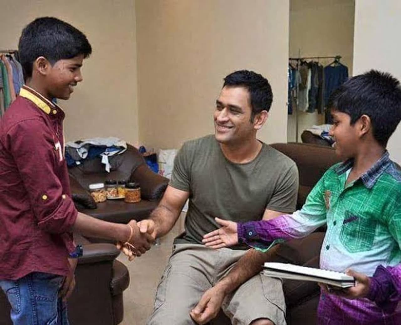 <p>காக்காமுட்டை விக்னேஷ் ரமேஷ் படத்தை முடித்த உடனே படம் நல்ல இருக்குனு எல்லாரும் சொல்ல அடிச்ச அதிர்ஷ்ட்டம் தோணியுடன் போட்டோ எடுத்து அசத்தின </p> <p>காக்காமுட்டை விக்னேஷ் ரமேஷ் படத்தை முடித்த உடனே படம் நல்ல இருக்குனு எல்லாரும் சொல்ல அடிச்ச அதிர்ஷ்ட்டம் தோணியுடன் போட்டோ எடுத்து அசத்தின </p>