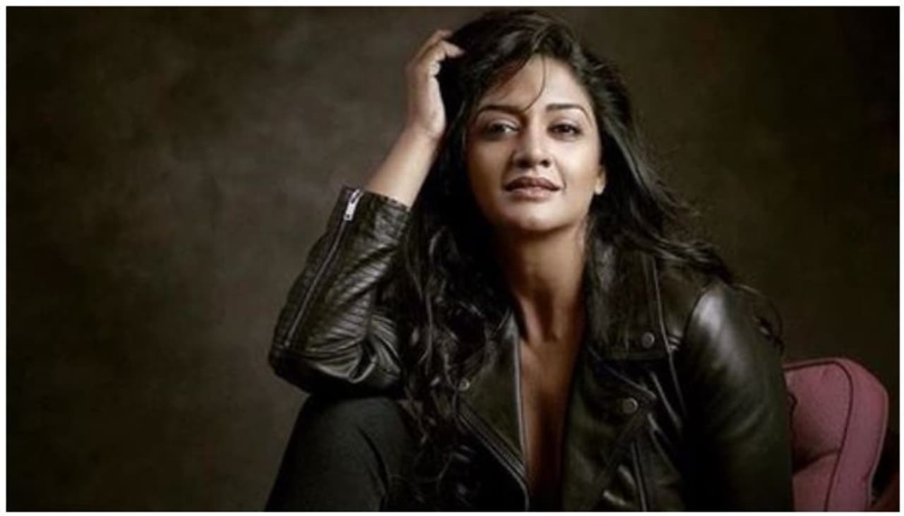 <p>പൊയ് എന്ന തമിഴ് സിനിമയിലൂടെയാണ് വിമലാ രാമൻ വെള്ളിത്തിരയില്‍ എത്തിയത്.</p>