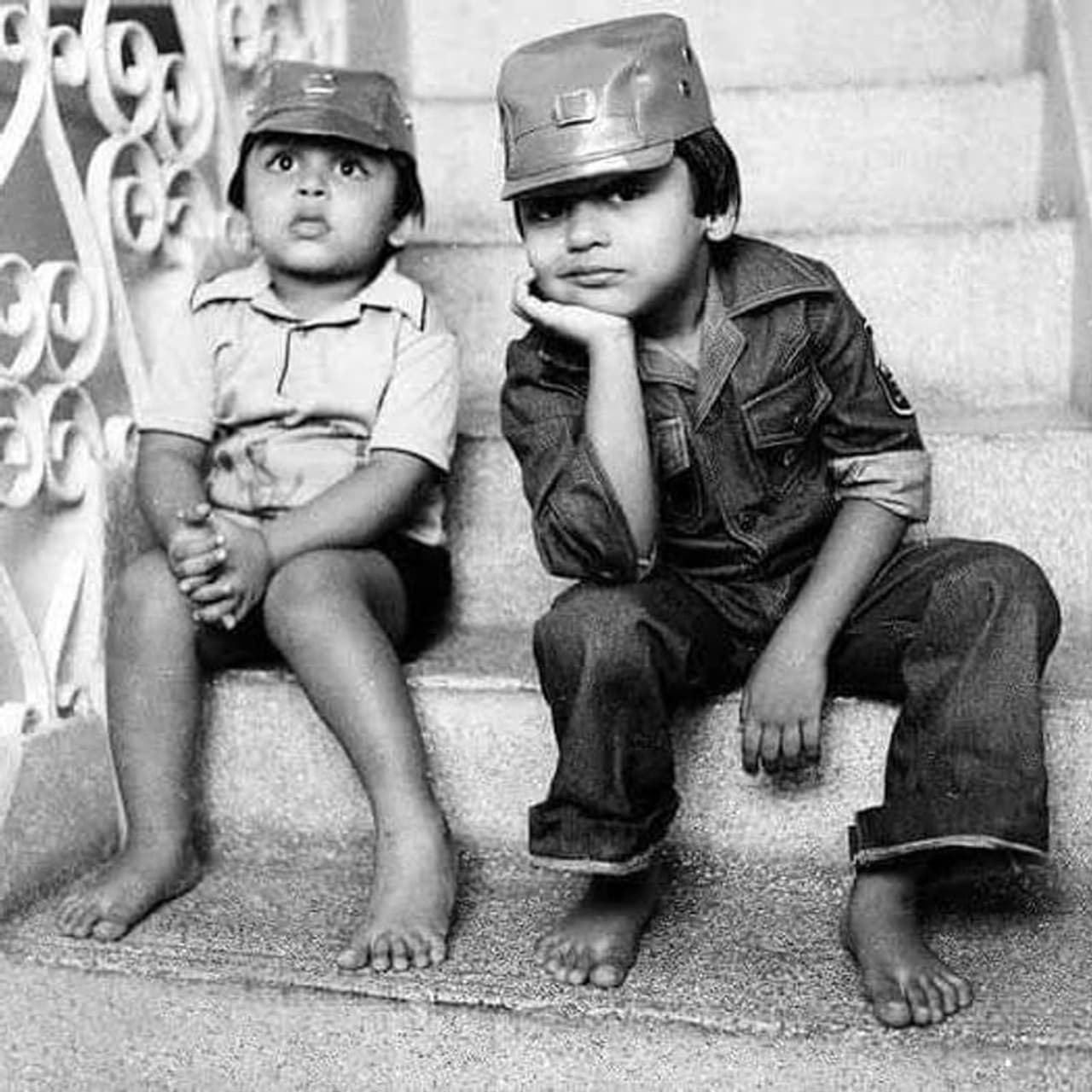 <p>சிறுவயதில் சூரிய மற்றும் கார்த்திக் அண்ணன் தம்பி இரண்டு பெரும் செய்த செயலை இந்த புகைப்படத்தில் பார்க்கலாம் இதில் கேப் போட்டு இரண்டு பெரு க்யூட் ஆஹ் போஸ் கொடுத்து கலக்கியிருப்பாங்க </p> <p>சிறுவயதில் சூரிய மற்றும் கார்த்திக் அண்ணன் தம்பி இரண்டு பெரும் செய்த செயலை இந்த புகைப்படத்தில் பார்க்கலாம் இதில் கேப் போட்டு இரண்டு பெரு க்யூட் ஆஹ் போஸ் கொடுத்து கலக்கியிருப்பாங்க </p>